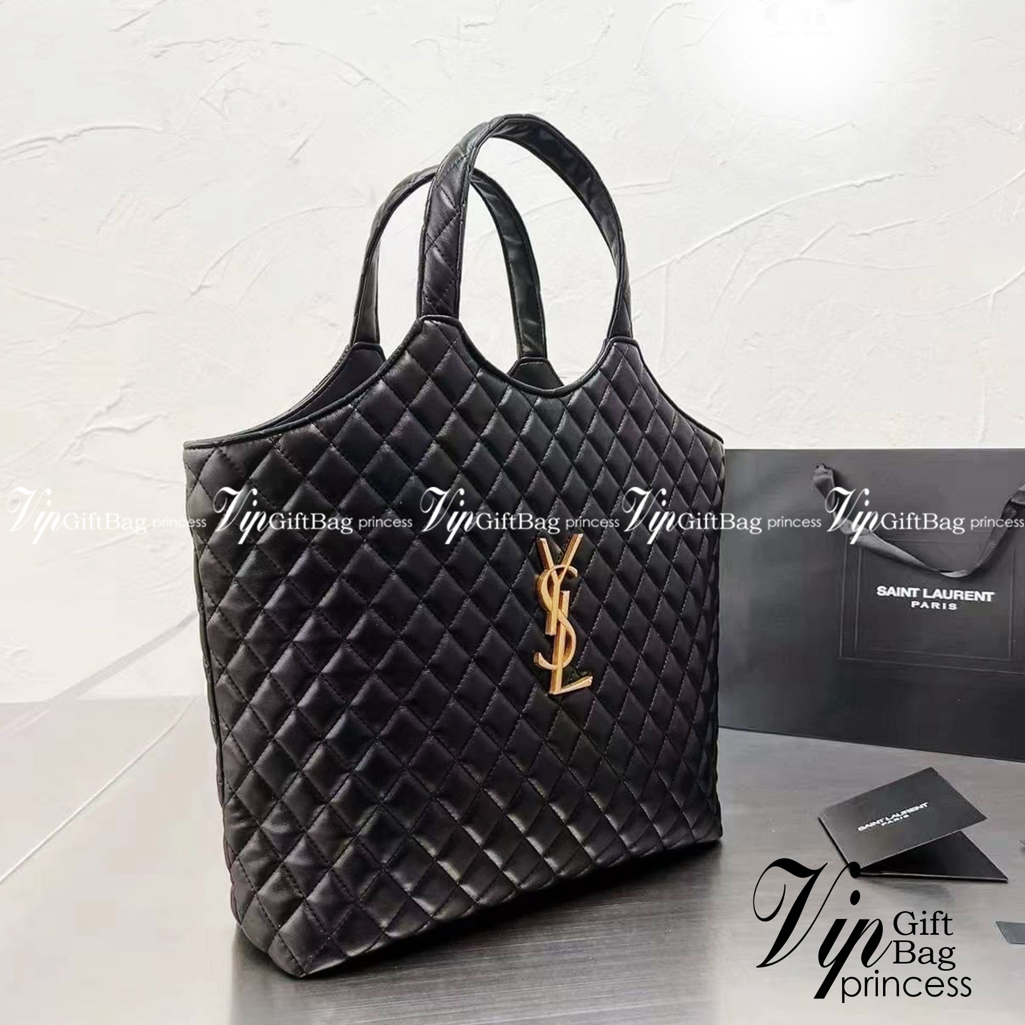 YSL icare maxi shopping bag in quilted lambskin / YSL tote bag กระเป๋าไซส์ใหญ่ หนังบุนิ่มเย็บลายตาข่าย (Quilted Bag) ดีไซน์คล้ายตะกร้าช็อปปิ้ง โฉบเฉี่ยวกว่าหลายระดับด้วยการประดับฮาร์ดแวร์ทองเหลืองในตัวอักษร YSL บนหนังสีดำสร้างความสะดุดตา มอบสไตล์เรียบง่าย