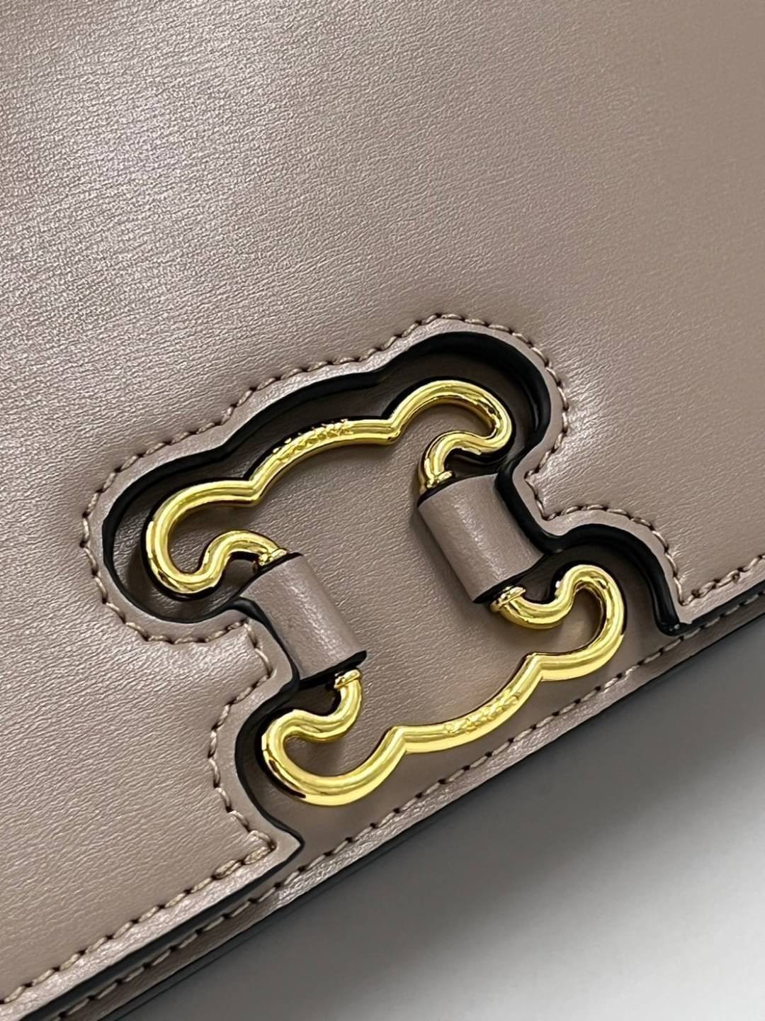 CELINE Classique Triomphe Bag in shiny / CELINE TRIOMPHE WITH CHAIN กระเป๋าสะพายทรงกล่องคล้าย Classic Box แต่มีรุ่นใหม่ออกแบบโลโก้สะดุดตาวินเทจ ด้วยดีไซน์ที่ดูโฉบเฉี่ยว