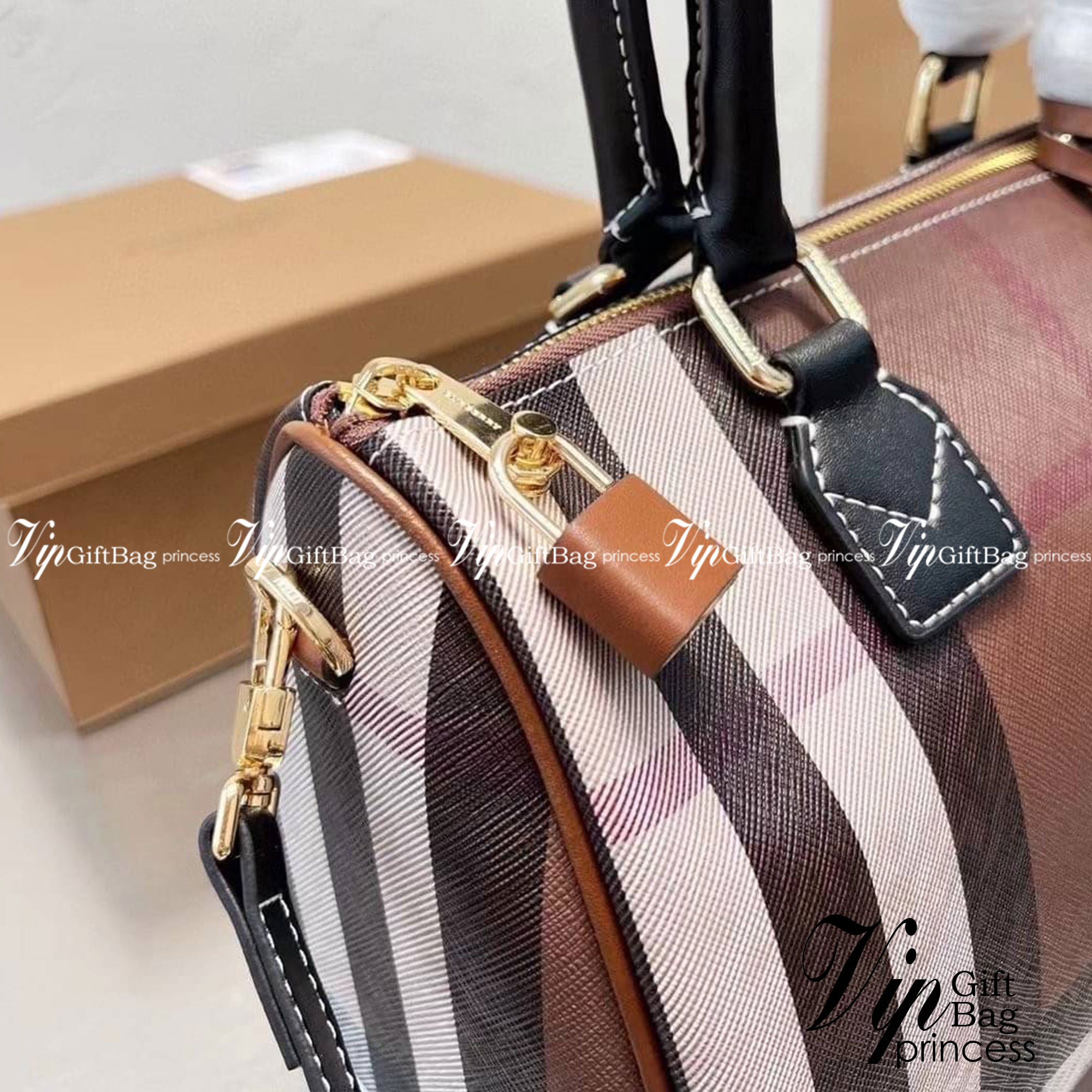 Burberry medium check bowling bag 12" / Burberry Coated fabric boston bag / BURBERRY FRAGRANCES VINTAGE BOWLING BAG กระเป๋าสะพายใบใหญ่ จุของได้เยอะ ลายวินเทจ โทนสีใช้งานง่าย Vintage Signature สวยหรูสุดคลาสสิค