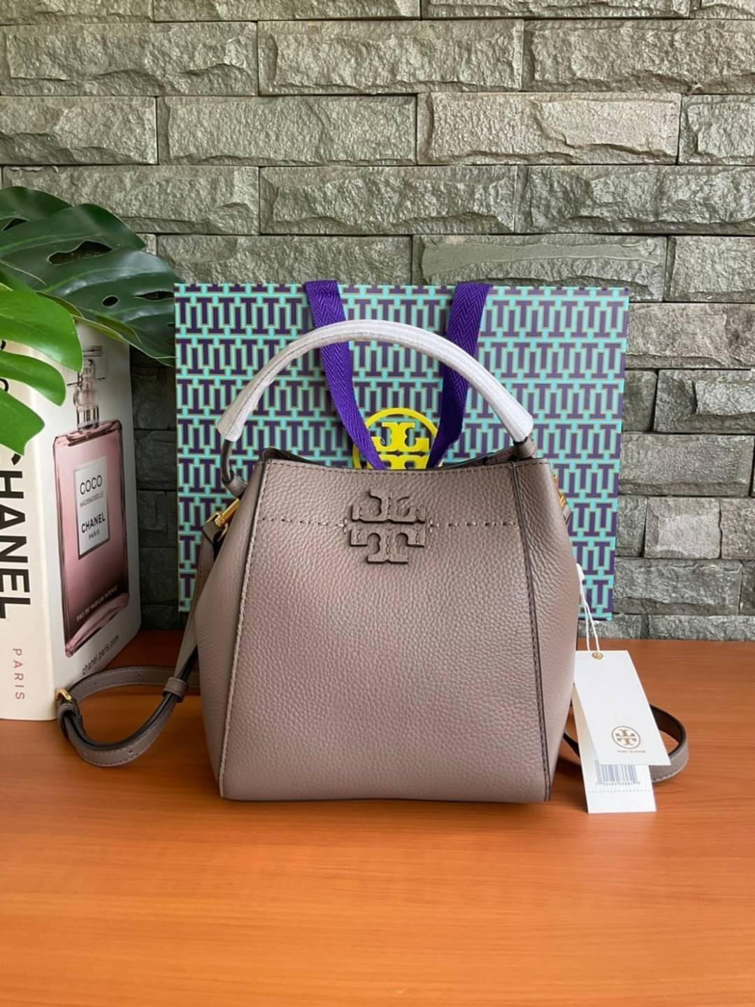คอลเลคชั่นขายดี มากี่รอบๆ ก็หมดไวทุกรอบ!! TORY BURCH MCGRAW MINI BUCKET BAG กระเป๋าสะพาย และ ถือ คล้องแขน ทรงถัง สะพายได้ 2 ทรง ผลิตจากหนังแท้ หนังลูกวัว หนังนุ่ม หนังหอม น้ำหนักเบามากกก!! หนังลื่น นิ่มสวยมากๆ!! ด้านหน้าประดับโลโก้แบรนด์ ภายในโล่งกว้าง มี