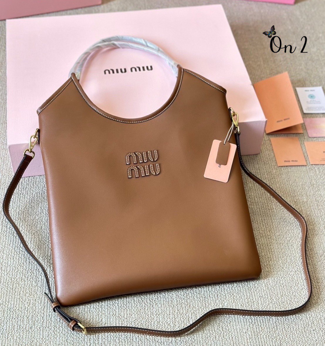 พร้อมส่ง 2 สี MIU MIU IVY leather bag / MIU MIU TOTE BAG กระเป๋าถือทรงโท้ทใบใหญ่ทรงสูงคอลใหม่ งานหนังเรียบเต็มใบ มีความยูนิค ใช้งานได้หลากหลายใช้ได้จริงสวยเรียบหรู จับแมตช์ง่าย สวยงาม