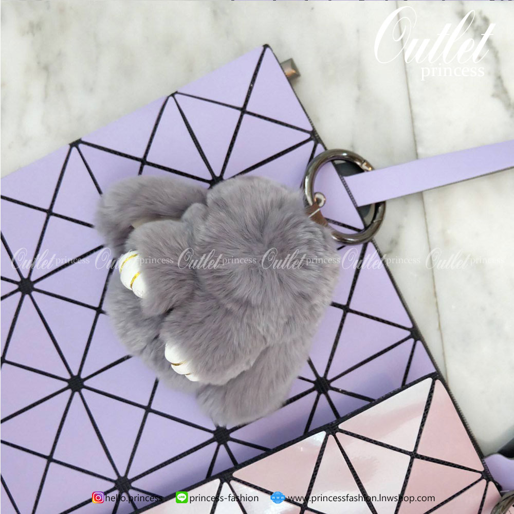 ทรงสุดฮิตจากแบรนด์ David Jones รุ่น Candy color ใบนี้ มาพร้อมกับน้องกระต่าย DV ขนฟู นิ่มๆ สีเข้า set กับกระเป๋าคะ กระเป๋า ทรง Tote ตัวกระเป๋าเย็บติด ด้วยแผ่นอคิลิค ตัดขอบลายวิ้งๆ สุดหรู ดีไซน์เกร๋ จุดเด่นที่ น้ำหนักเบา สามารถ ถือ หรือ สะพายไหล่ได้คะ ใบใหญ