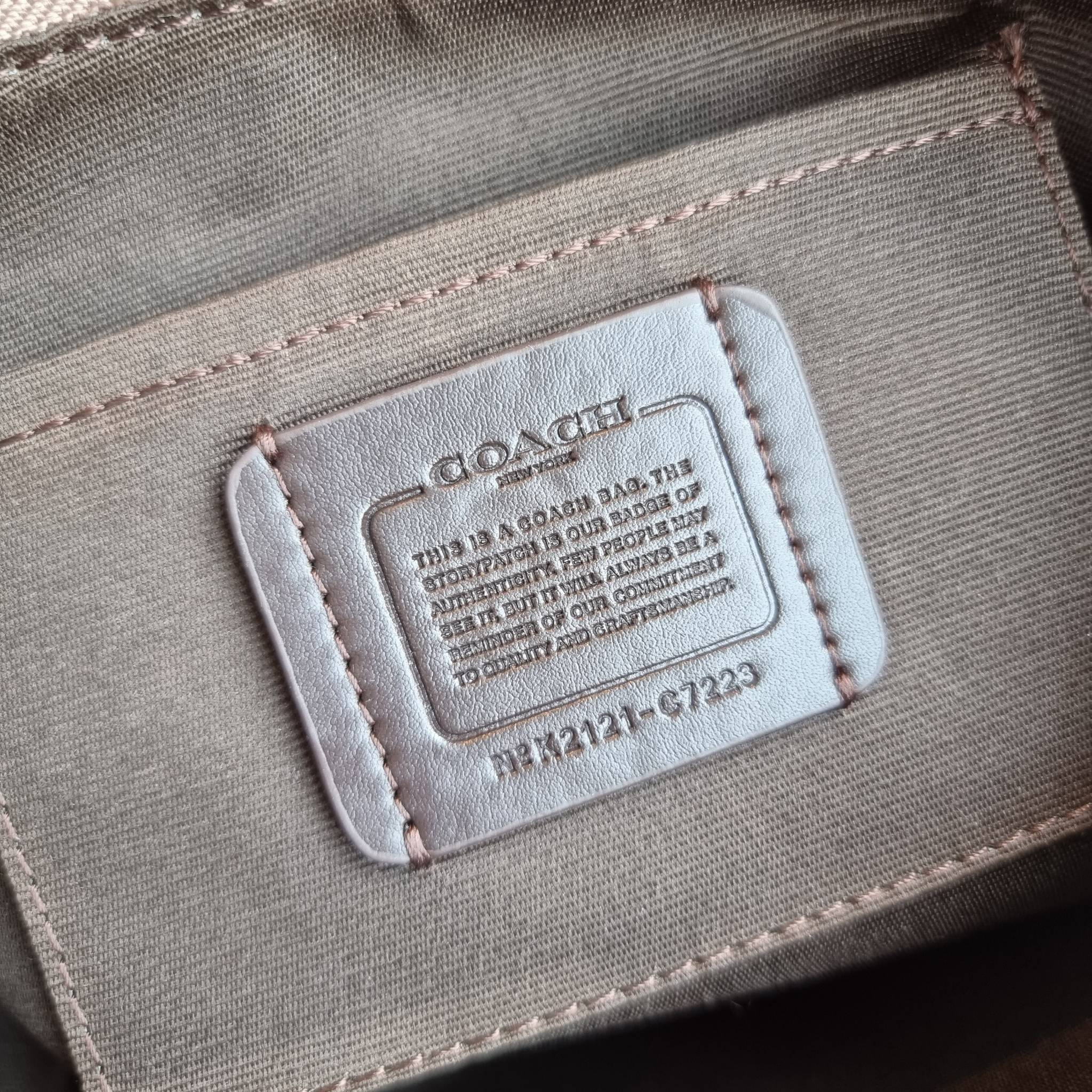 COACH C7223 PENNY SHOULDER BAG 25 IN SIGNATURE CANVAS คอลเลคชั่นเพนนีสุดคิ้วท์ ในรูปแบบของกระเป๋าสะพายไหล่กึ่งทรงพอช พร้อมเสิร์ฟความสวยถึงบ้านไปเลย!! ด้วยดีไซน์คลาสสิคย้อนยุค ที่แอบแฝงความเรียบหรู มาพร้อมสายสะพาย 2 เส้น เป็นสายคล้องมือและสายสะพายครอสบอดี้