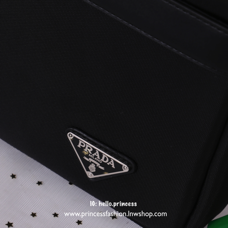 Prada messenger bag สินค้า Premium gift messenger bag วัสดุ nylon เนื้อหนาอย่างดี อะไหล่เงิน สวย ดูดี สไตล์ Prada เลยค่ะ สายยาวสามารถปรับได้ (ถอดไม่ได้) ตัวสายพิมพ์ลายแบรนด์ เรียบหรูมาก จะสะพายไหล่ หรือสะพายข้างก็ได้ทั้งนั้นเลยค่า จุของได้เยอะพอประมาณเลย 