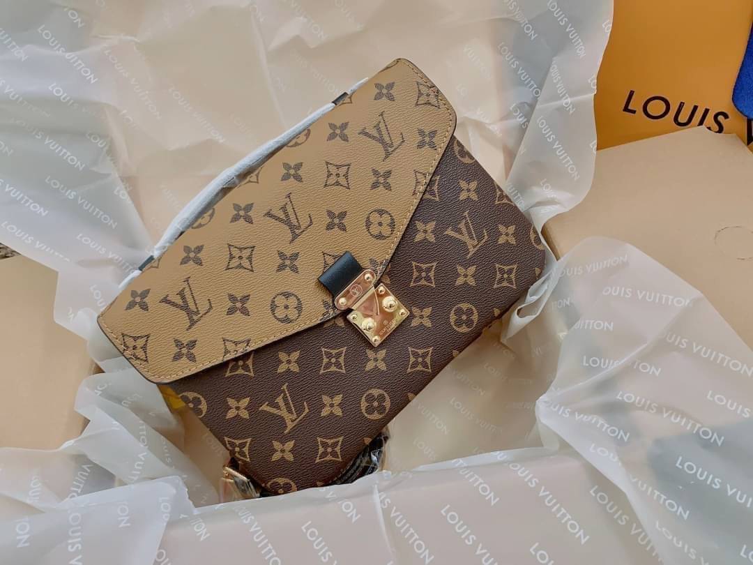 LV Pochette Métis ไอเท็มนำแฟชั่นที่น่าดึงดูดใจอย่างยิ่ง กระเป๋าที่มีรูปลักษณ์ทรงกะทัดรัดและใช้งานได้สะดวก หนังแท้แคนวาสอย่างดีเลยค่ะ ลาย Monogramอัญเป็นเอกลักษณ์ของแบรนด์