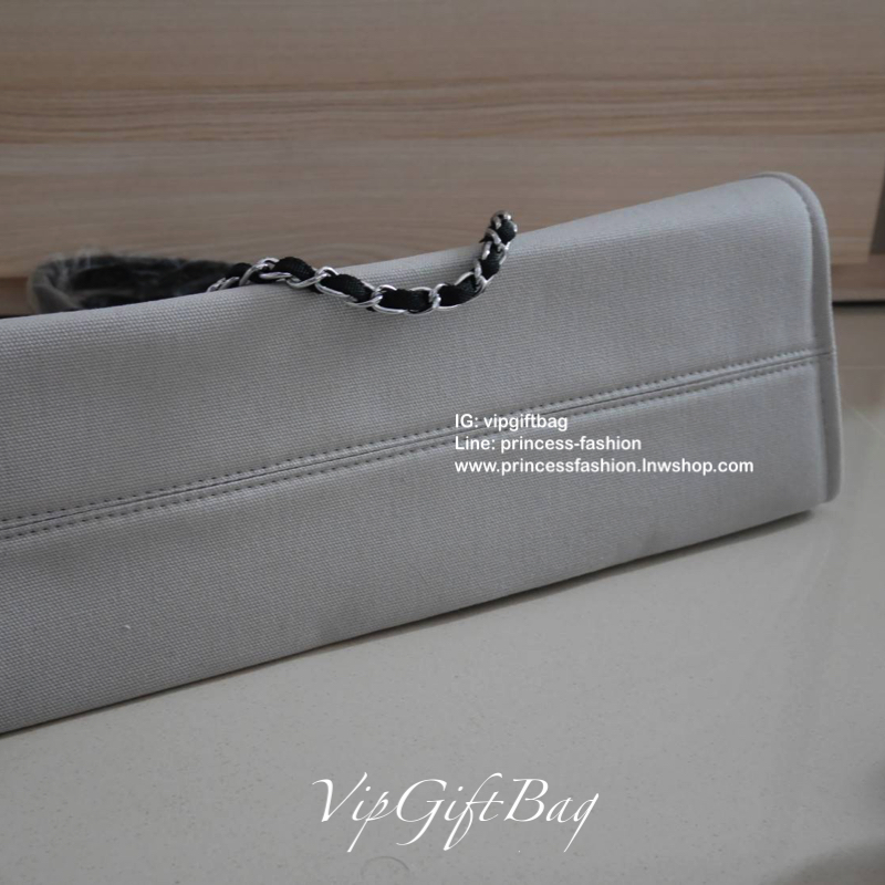 Chanel tote canvas bag จากงานพรีเมี่ยม VIP GIFT รุ่นดังเลยค้า Size ใหญ่อลัง บอกเลยว่า *งานดีที่สุด ตัวกระเป๋า กระเป๋าผ้าเป็นผ้า canvas เนื้อดีสมราคา สัมผัส นุ่มลื่นมือมากกกก อะไหล่เงินปั้มแบรนด์แท้ทั้งใบ ด้านหน้าปัก logo แบรนด์สุดหรู จุของได้เยอะมากก มีช่