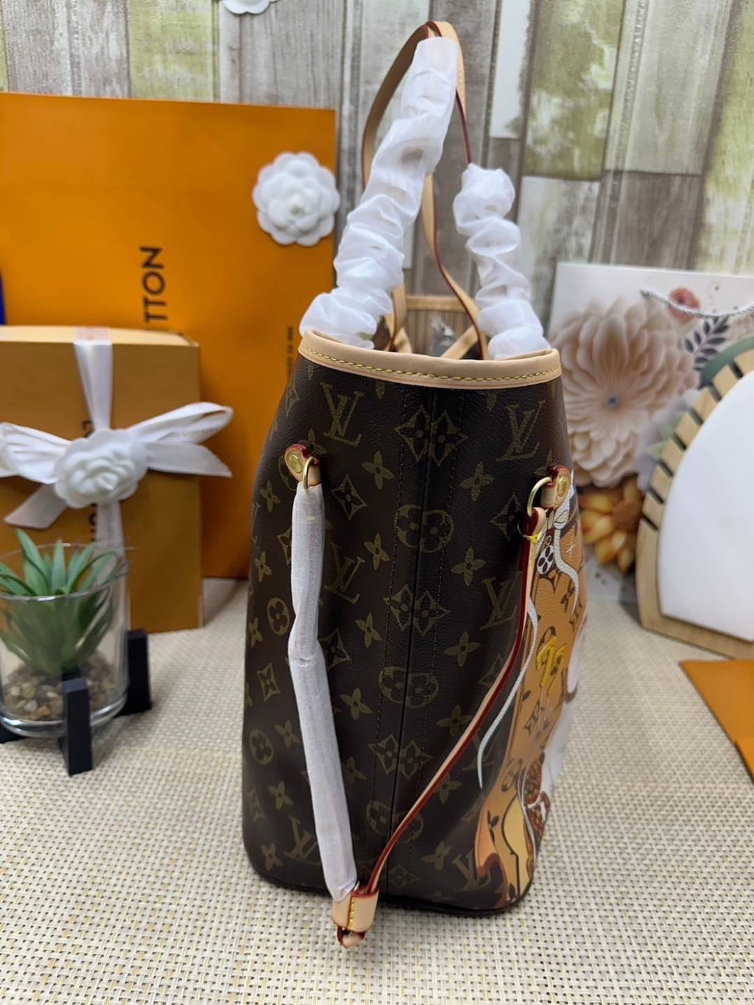 LV Neverfull MM Tote Monogram Canvas With Cat / Puppies กระเป๋าทรงโท้ท รุ่นลิมิเต็ด พิมพ์ลายน้องหมา น้องแมว ลวดลายท่องเที่ยว ลายสีสัน เป็นการรังสรรค์สุดท้าทายครั้งใหม่ของกระเป๋ารุ่นไอคอนิกจากหลุยส์ ผสานความหลากหลายในการใช้งานยุคใหม่กับพลังสีสันอันสดใสได้อ