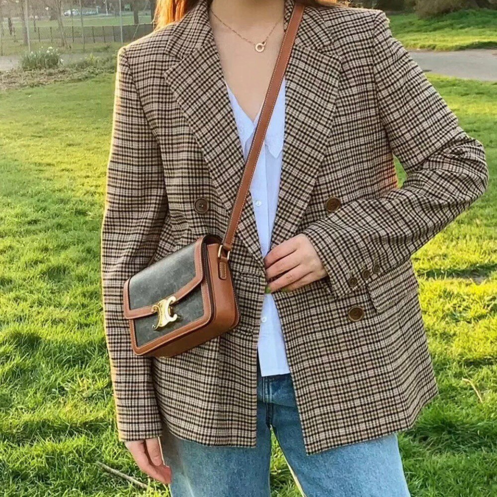 พร้อมส่งรุ่นขายดี!! CELINE CROSSBODY VIP GIFT WITH PURCHASE GWP กระเป๋าพรีเมี่ยมกิ๊ฟ Limited จาก PARFUME DUTYFREE COUNTER สวยอยู่ทรงเปิดปิดด้วยตัวล้อคด้านหน้า ภายในมีช่องใส่ของหลัก พร้อมช่องซิป ใส่กระเป๋าสตางค์กลาง + มือถือได้ ทรงนี้กำลังมาแรงมาก แมชต์ลุค