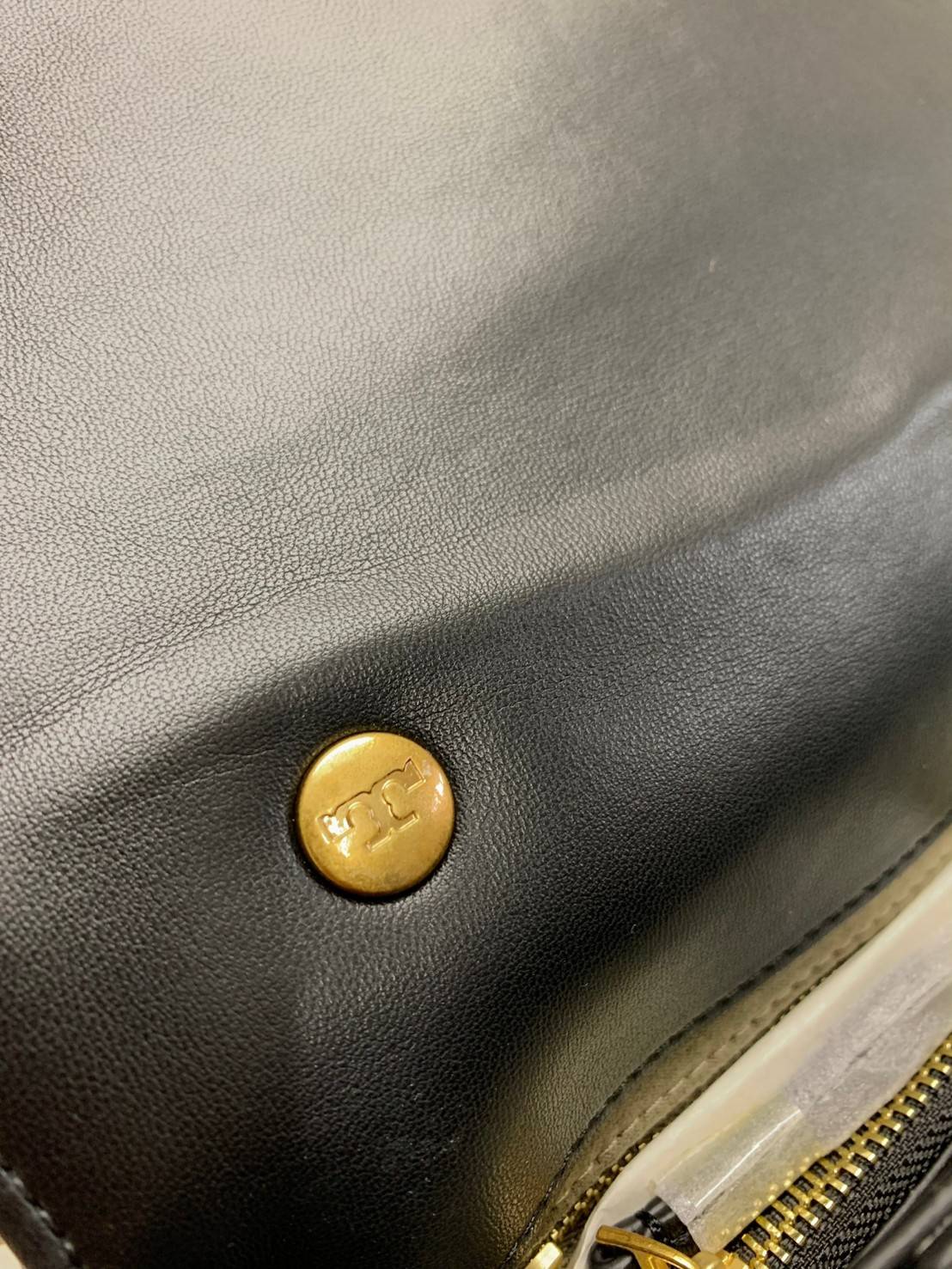 TORY BURCH KIRA QUILTED SMALL BAG พร้อมส่งที่ไทย ไม่ผิดหวังแน่นอนค่ะ! กระเป๋าหิ้วหรือสะพายข้างได้ วัสดุหนังแกะแท้ทั้งใบ ((หนังแกะจะมีคุณภาพดีเงานิ่มและแพงกว่าหนังวัวจ้า)) หนังนิ่มสวยงามมากๆค่ะ เปิดปิดกระเป๋าแบบหมุนล็อคแบบโลโก้แบรนด์ ใช้อะไหล่คลาสสิคดูหรูเ