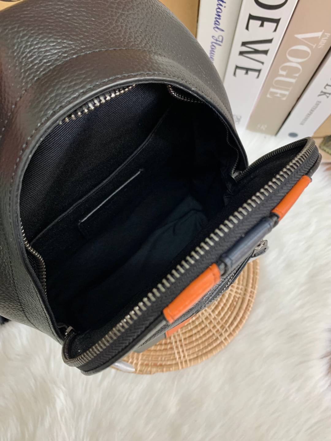 COACH WEST PACK WITH VARSITY STRIPE ((3180)) กระเป๋าคาดด้านหลัง//หรือคาดอกด้านหน้า ตามความชอบเลยค่ะ รุ่นนี้ใช้หนังแท้ชั้นดี หนังนิ่ม ด้านหน้าตัดแถบสียาวลงมา สีสวยค่ะ พร้อมช่องซิปเล็ก ช่องหลักแบบซิปคู่ ภายในโล่งลึกใส่สัมภาระจำเป็นในชีวิตประจำวันได้เยอะ มีช