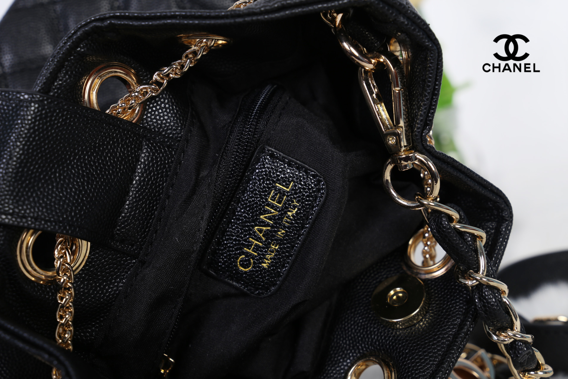 CHANEL Crossbody Bag With Chain / Chanel Bucket Bag กระเป๋าถือหรือสะพาย หนังคาเวียร์ลายตาราง ใช้ได้หลายสไตล์