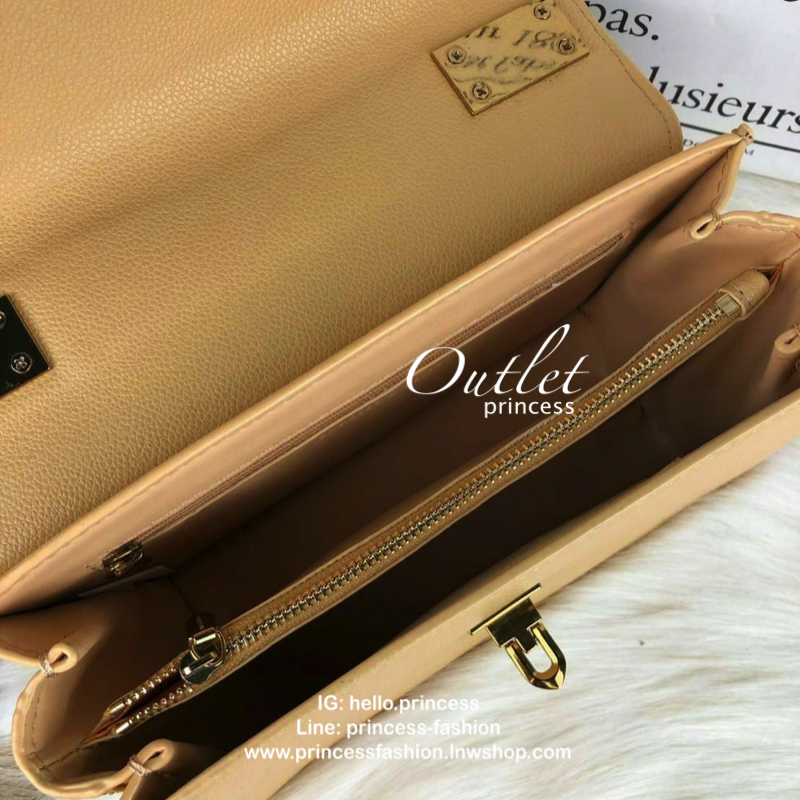 CHARLES & KEITH METAL PUSH LOCK CROSSBODY BAG รุ่นฮิตขายดีมีมาพร้อมส่งแล้วจ้า กับกระเ๋าสะพายไซส์น่ารัก วางอยู่ทรง เปิดปิดด้วย ตัวล็อกด้านหน้า ด้านในแบ่งเป็น 2 ช่องมีช่องซิปตรงกลาง จุของได้เยอะพอควรเลยค่ะ ใส่ iPhone plus ได้สบายๆ และของจุกจิกที่จำเป็น รุ่น