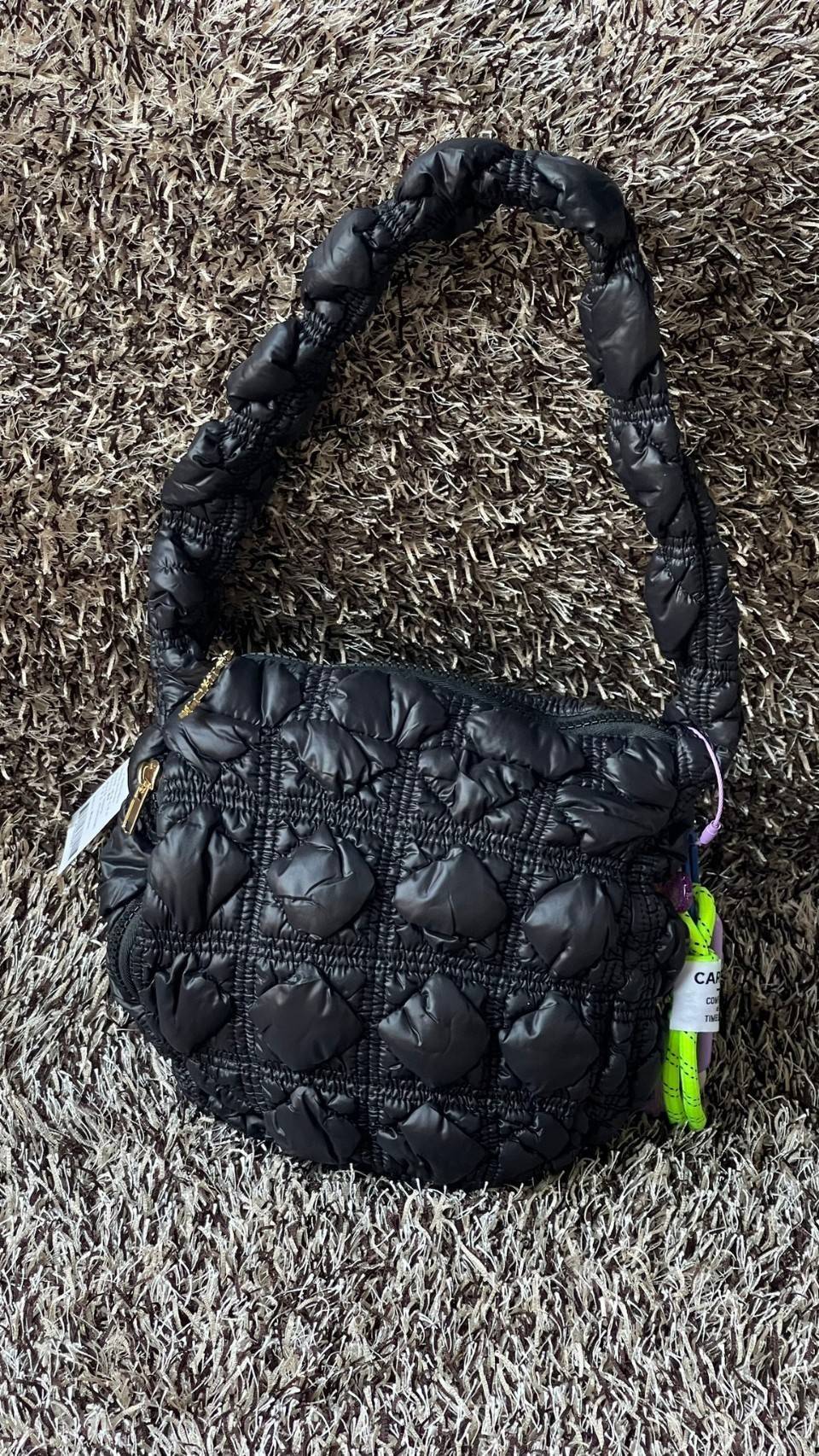 Carlyn Quilted Soft M Bag กระเป๋าสุดฮอตจากประเทศเกาหลี มีทรงที่กำลังพอดี ไม่เล็กหรือใหญ่เกินไป เลยสามารถใช้ในชีวิตประจำวันได้ง่าย ตัวกระเป๋านุ่มบุเหมือนผ้านวม น้ำหนักเบา