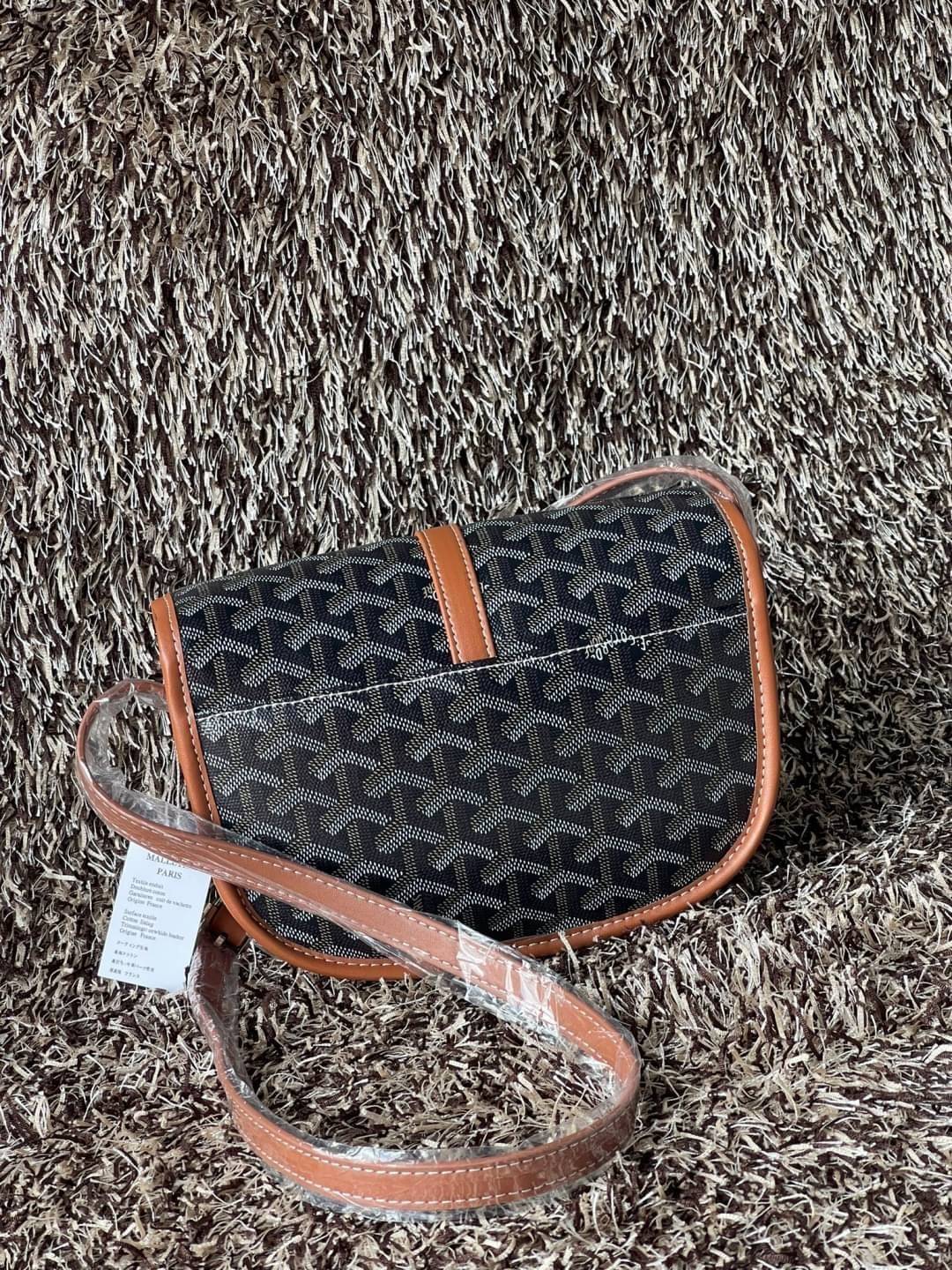 Goyard belvedere pm แบรนด์ดังจากฝรั่งเศส เรัยบหรูแต่ดูสง่า สะดุดตาด้วยลายเฉพาะตัว วัสดุที่นำมาตัดเย็บกระเป๋าเป็นวัสดุผ้าใบ