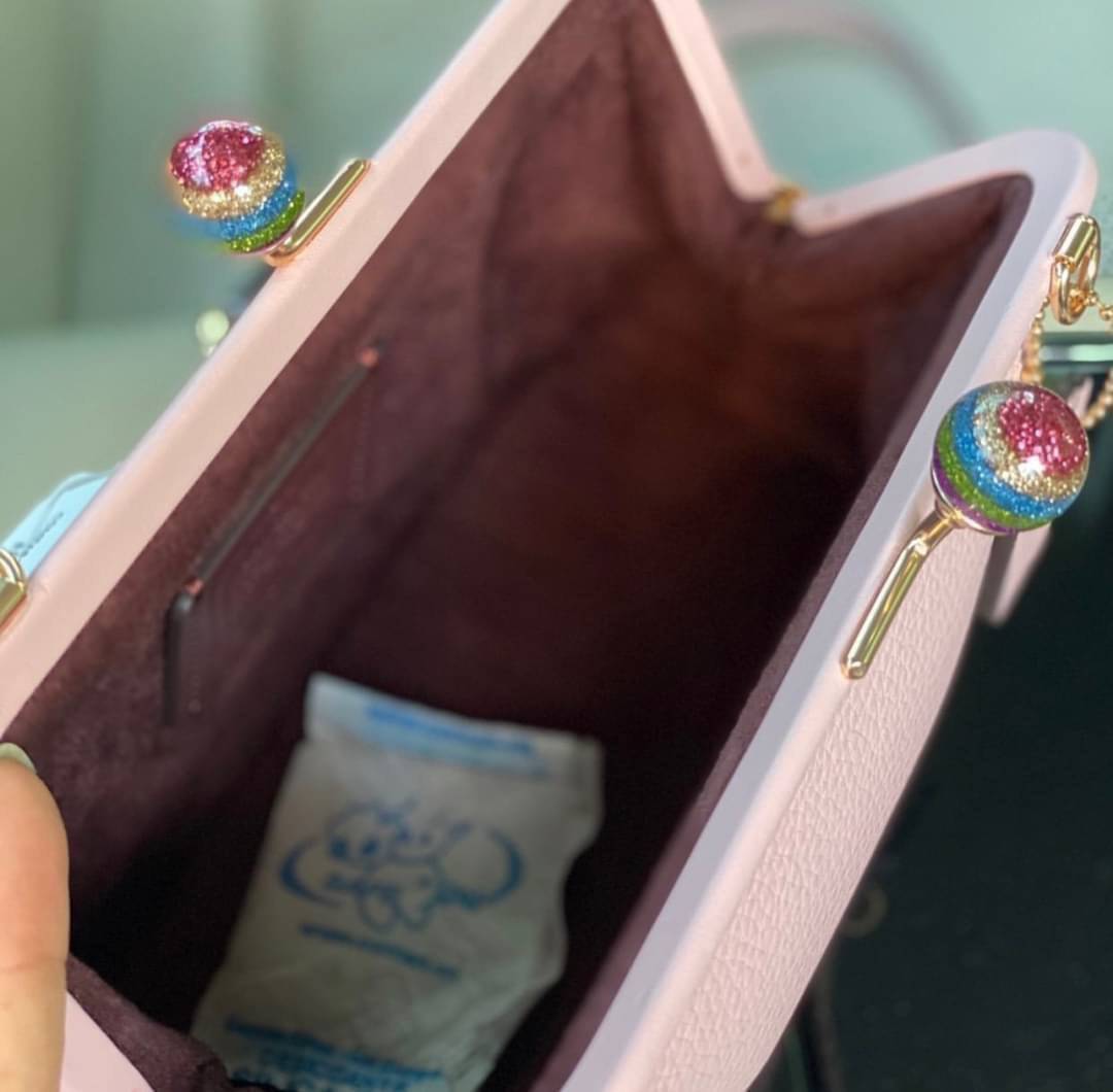 NORA KISSLOCK CROSSBODY (COACH C1451) ครอสบอดี้รุ่นนี้ น่ารักมากค่ะ ขนาดกำลังน่ารักเลยค่ะ ลูกคุณมากๆ ไม่เล็กและไม่ใหญ่มากเกินไป รุ่นนี้สามารถถอดสายสะพายได้ค่ะ ใส่ไอโพนตระกูลพลัสได้ ใส่กระเป๋าสตางค์ใบเล็กได้สบายๆเลยค่ะ