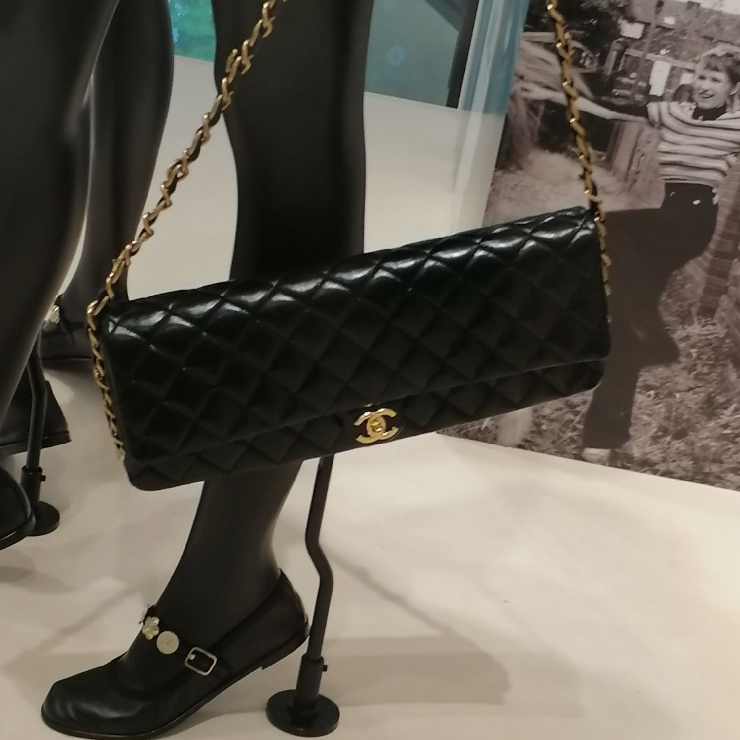 CHANEL Clutch Flap Bag กระเป๋าสะพายทรงคลาสสิค ไซส์ยาวพิเศษ หนังเรียบเงาผิวสัมผัสนุ่มลื่นมาก สวยหรูดูแพง ถือเป็นคลัชหรือสะพายไหล่ได้เก๋ๆ ใช้ยังไงก็ดูหรู ด้วยดีไซน์เฉพาะตัว ใบจริงสวยคมมาก