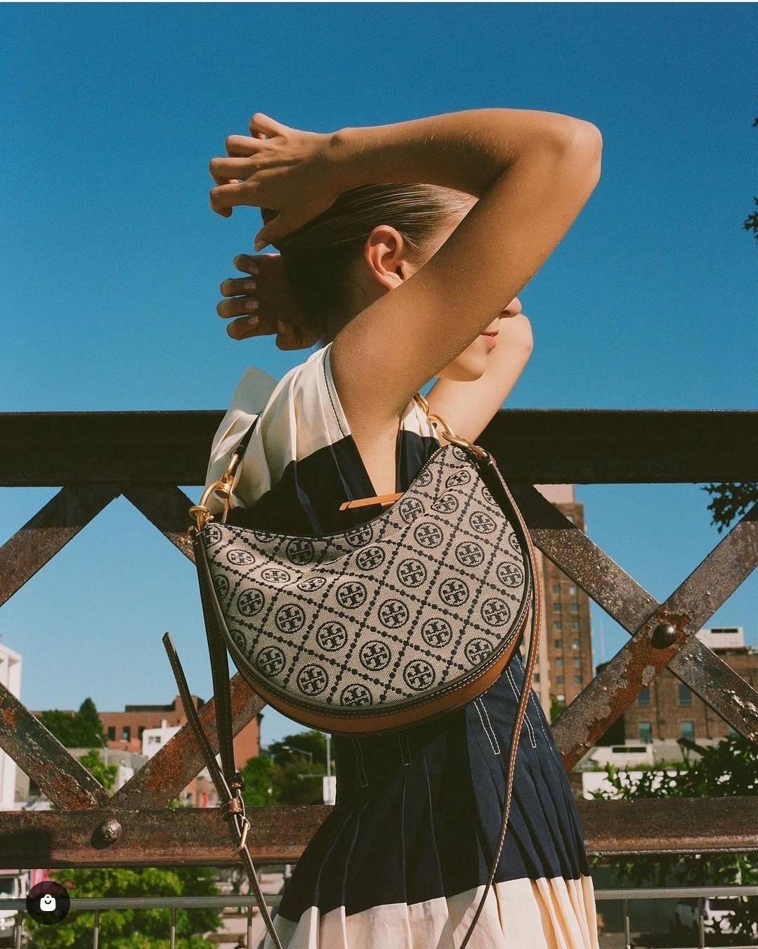 Tory Burch T Monogram Mini Crescent Bag / TORY BURCH T MONOGRAM MINI JACQUARD CRESCENT BAG ร้อนแรงกว่านี้ไม่มีแล้ว กับไอเท็มที่เซเลปรีวิวเยอะมาก!! สาวๆตามหากันไปอีก กระเป๋าทรง half moon ที่ดีไซน์บนผ้า jacquard ลวดลายซิกเนเจอร์ เรียบหรู ผู้ดีมากแม่!