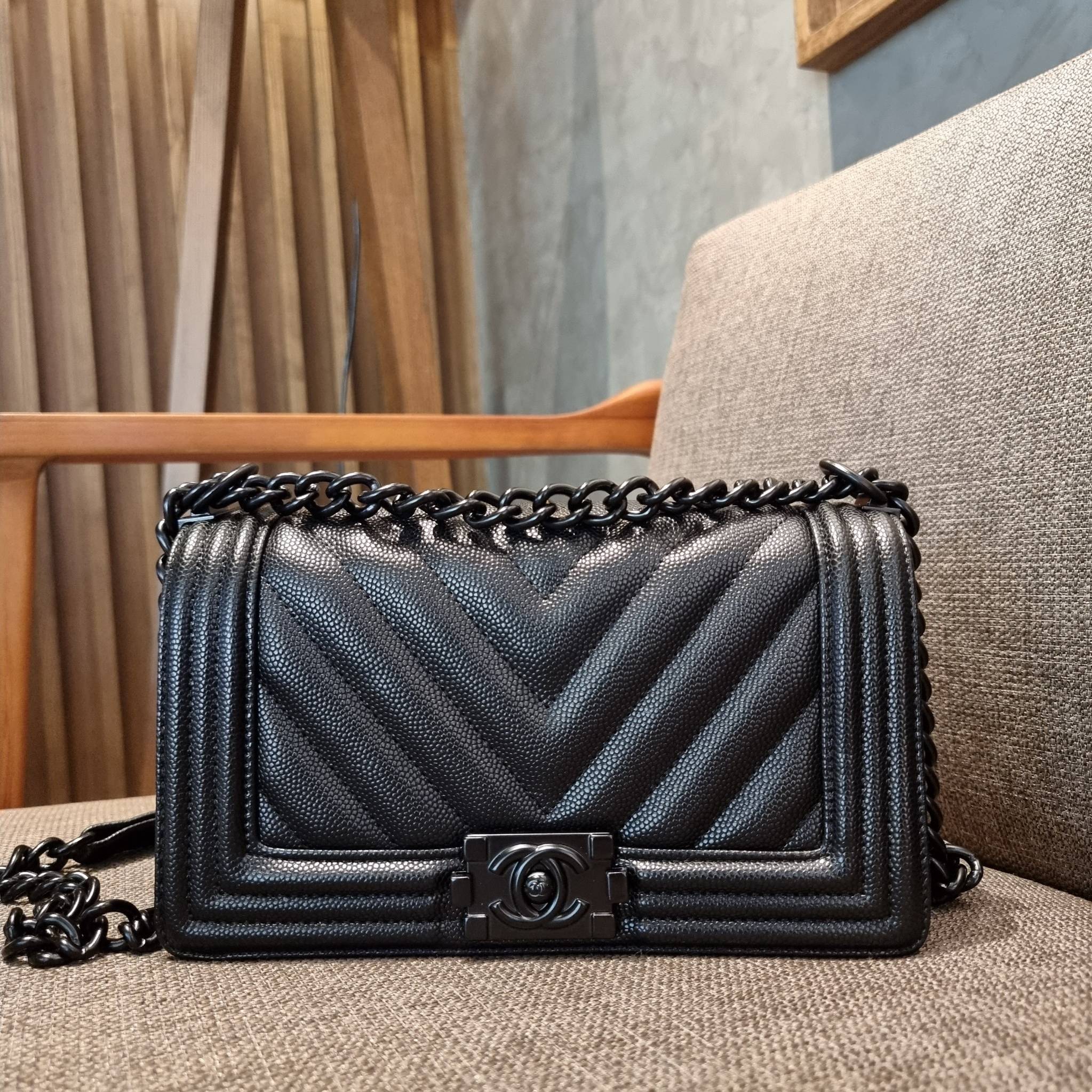 Chanel Boy 10" พร้อมส่งที่ไทย รุ่นสุดฮอต ดีไซน์อะไหล่ดำ เรียบหรูมากๆ!! วัสดุหนังลายคาร์เวีย ทรงคลาสสิคที่สาวๆห้ามพลาด!! ในราคาสุดคุ้ม เปิด-ปิดกระเป๋าด้วยตัวล็อค ภายในโล่งกว้าง ไซส์ใหญ่ใส่ของได้เยอะ มีช่องแยกในกระเป๋า มาพร้อมสายสะพายโซ่สลับหนังรองบ่า 