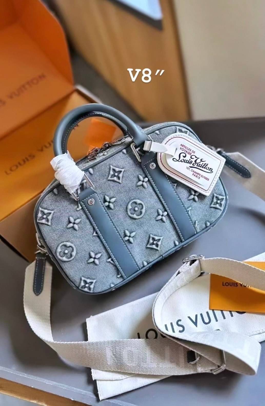 LV Denim Camera Box Bag กระเป๋าสะพายทรงกล้อง งานเดนิมฟอก คอลใหม่สุดคลาสสิก สวยเท่ห์มาก ปั้มลายโมโนแกรมนูนสวยโด่ดเด่น ใช้งานได้อเนกประสงค์มีสายยาวแบบถอดได้ 2เส้น แมทช์กับเสื้อได้หลากหลายสไตล์