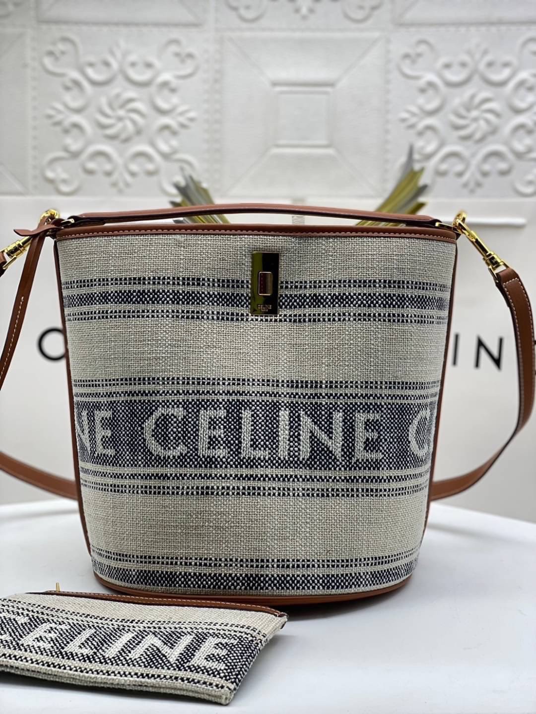 CELINE TEXTILE BUCKET BAG / CELINE TEEN BUCKET in STRIPED TEXTILE WITH JACQUARD ดีไซน์ทรง Bucket ใบใหญ่กำลังดี มาพร้อม Clutch ใบเล็กเข้าชุด เนื้อหนาแข็งแรง ภายในกว้างและจุใส่สัมภาระได้เยอะจุใจ อะไหล่แบรนด์สีทองสุดหรู