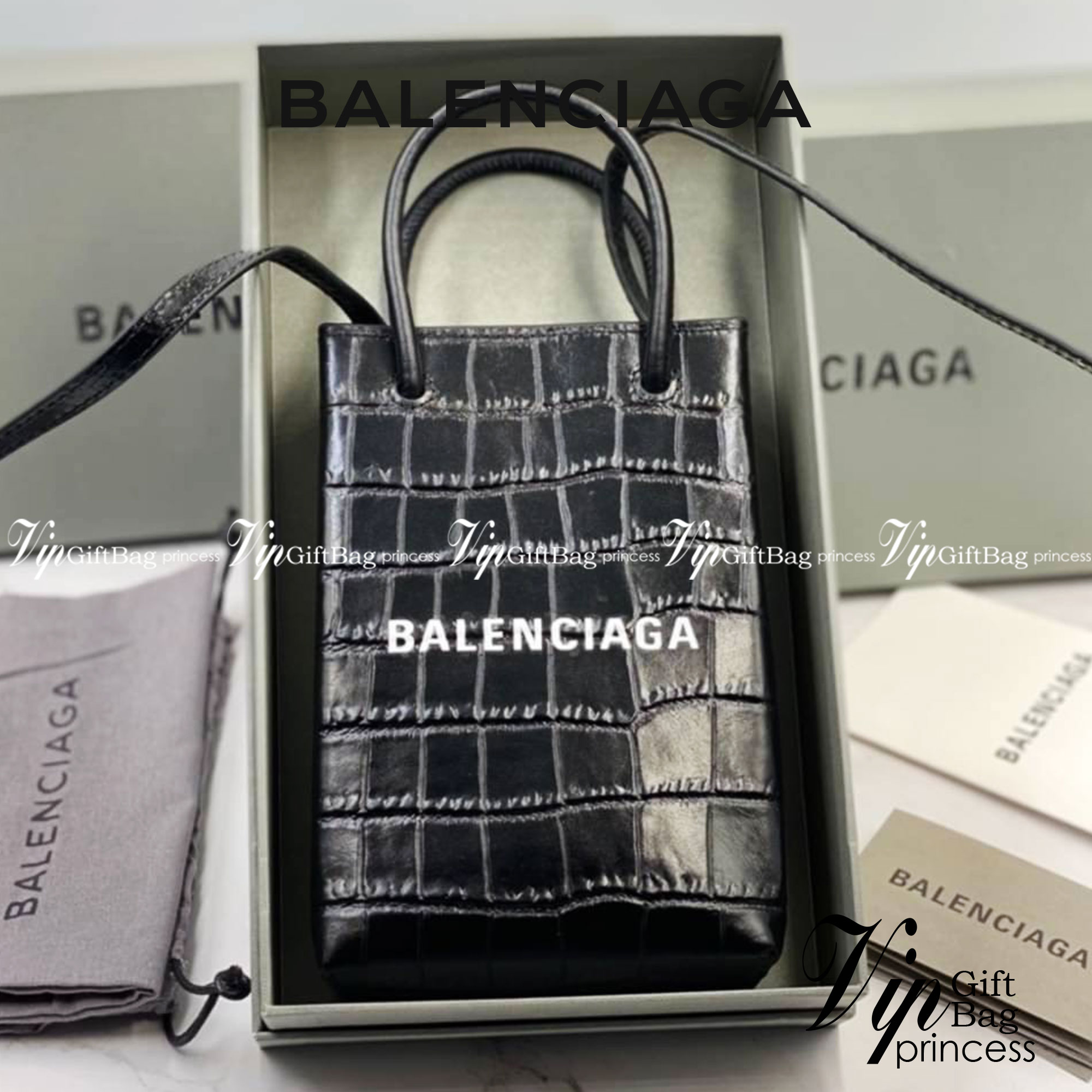 หนังแท้ BALENCIAGA Shopping Phone Pouch leather tote พกกระเป๋าช้อปปิ้งขนาดมินิ ไปทุกที่ในฤดูกาลนี้ ดีไซน์ที่ใช้ได้ทุกวันตั้งแต่หนังแบบมีเท็กซ์เจอร์ ภาพสินค้าถ่ายจากงานขายจริง ใช้งานต่างประเทศได้