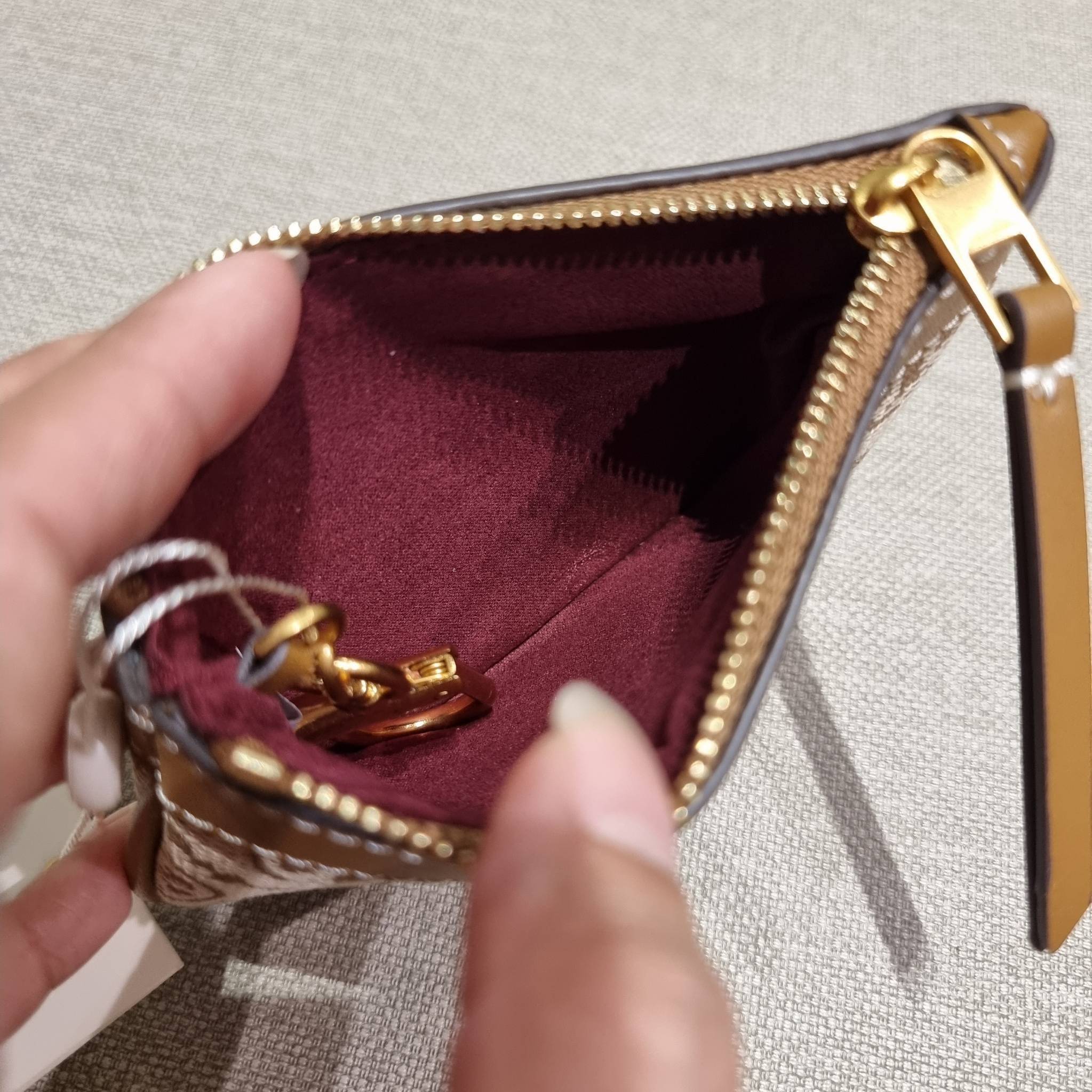 TORY BURCH T MONOGRAM CARD CASE KEY RING ใหม่ล่าสุด กับกระเป๋าเอนกประสงค์สำหรับถนอมบัตร น่ารัก คิ้วท์ๆ ใบจริงน่าใช้มาก