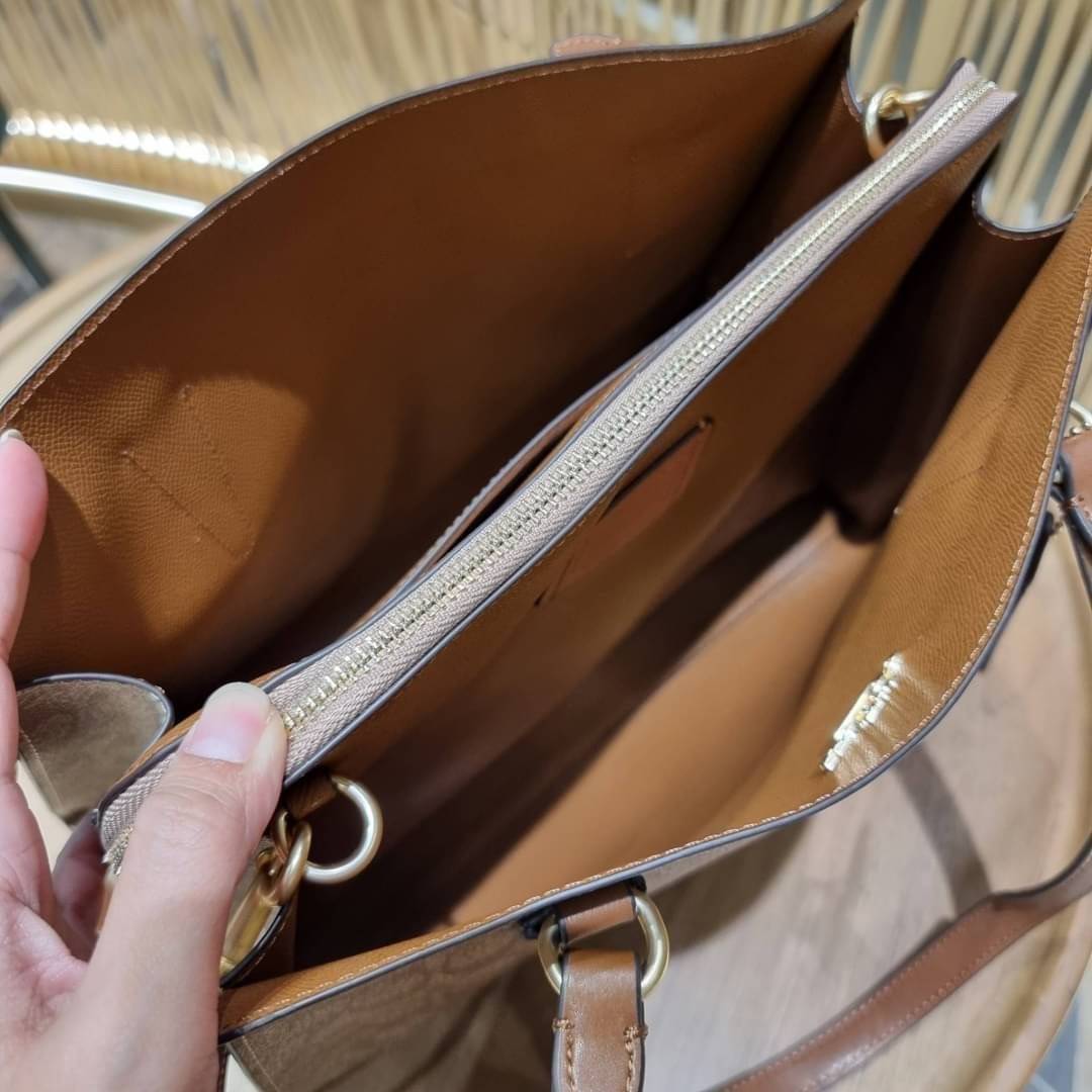 COACH C4075 TATUM CARRYALL IN SIGNATURE CANVAS คอลเลคชั่นใหม่ล่าสุด จัดมาให้ได้สวยก่อนใคร สวยหรูทุกสี!! ลุคผู้ดีต้องมาอีกหนึ่ง กระเป๋าสะพายทรงสวย ที่มาพร้อมสายสะพายไหล่ในตัว และสายครอสบอดี้สำหรับสะพายข้าง วัสดุหนัง crossgrain สวยคมมากๆ ตัวกระเป๋าถูกแบ่งเป