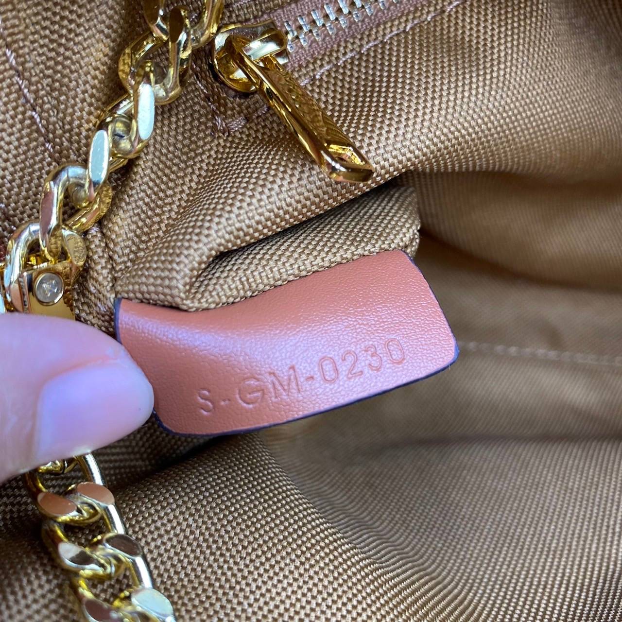 VIP GIFT 】หนังแท้ CELINE SMALL PATAPANS IN TRIOMPHE CANVAS AND CALFSKIN ดีไซน์สวยหรูฮิตสุดในเกาหลี! หนังสวยอยู่ทรง เปิดปิดด้วยซิปแบรนด์สีทอง ภายในโล่งกว้างและจุสามารถใส่มือถือ กระเป๋าสตางค์ ของใช้ได้เยอะ สายสะพายโซ่อะไหล่ทองหรูเลื่อนได้จะใช้สายคู่สะพายไหบ