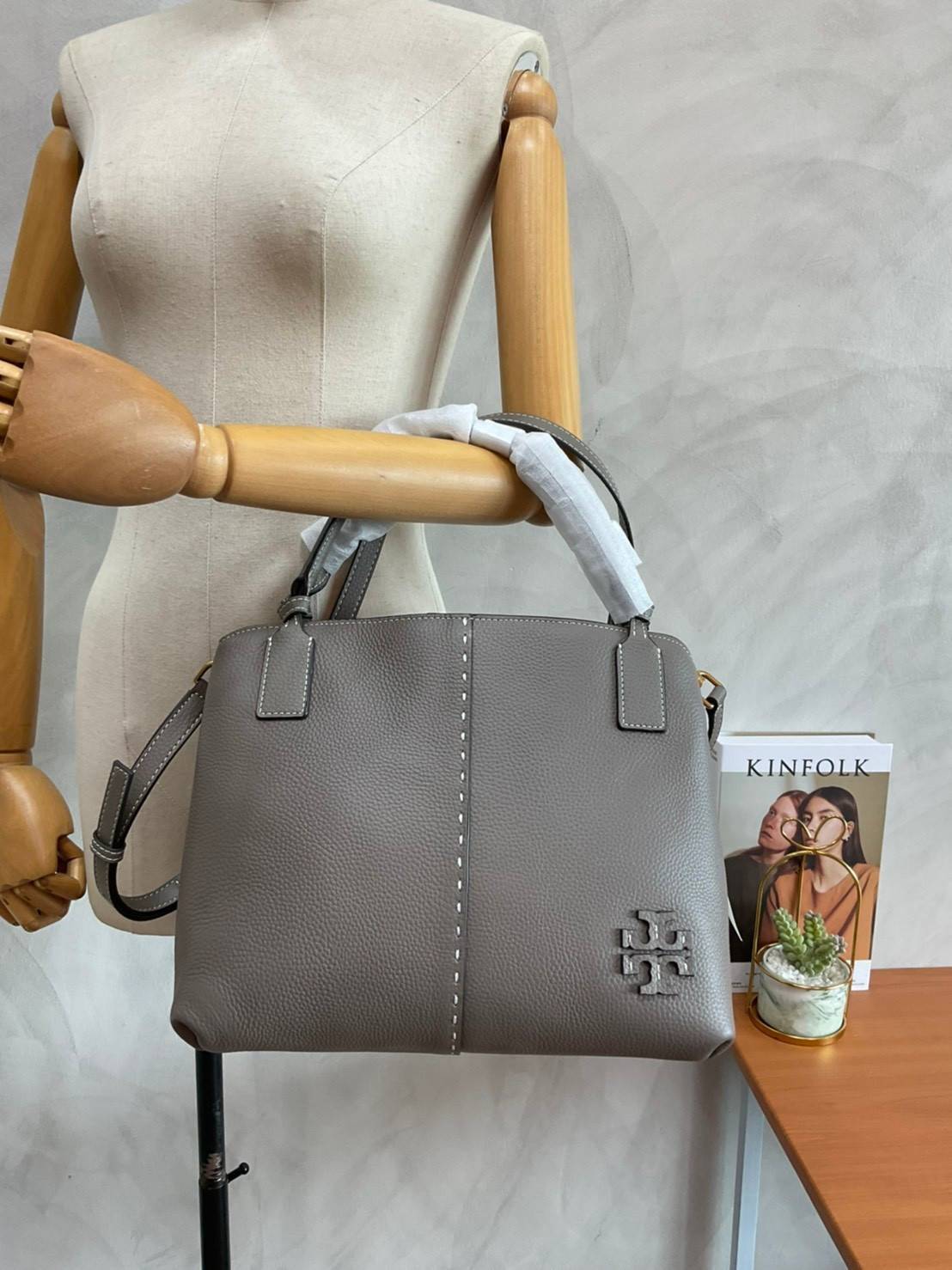 TORY BURCH Mcgraw Satchel Tote Bag (Size L) กระเป๋าถือ/สะพาย Crossbody วัสดุหนังลูกวัวแท้ 100% ด้านหน้าประดับโลโก้หนัง ตัดเป็นรูปตัว T สัญลักษณ์แบรนด์ ตัวกระเป๋าเดินด้ายเล่นลายเพิ่มลูกเล่น เพื่อความเก๋!!