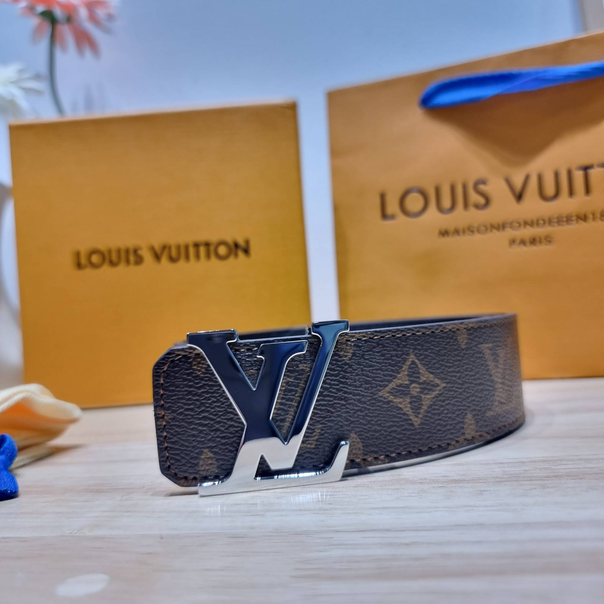 LV Belt Monogram / Silver- Gold เข็มขัดสุดคลาสสิค เรียบง่าย ผู้ดี เป็นซิกเนเจอร์ ด้วยดีไซน์ที่เป็นอมตะ หัวเข็มขัด solid steel อะไหล่ทองและอะไหล่เงินโดดเด่น