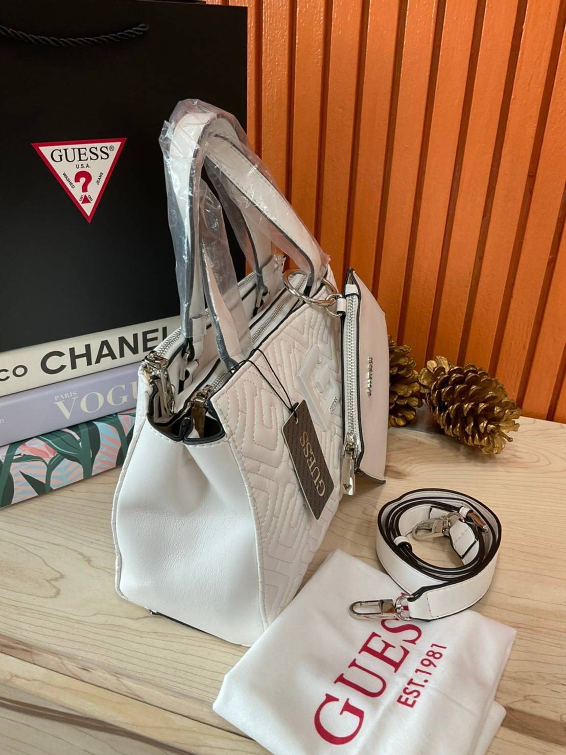 ของแท้ 💯% 】Guess Women’s Crossbody Bag กระเป๋าสะพายข้าง มาพร้อมกระเป๋าใบเล็ก ถอดออกแยกใช้งานได้ วัสดุ Pu หนังนิ่ม จับนุ่มมือมากๆ ด้านหน้าประดับโลโก้แบรนด์ กระเป๋ามีดีเทลเย็บลาย G