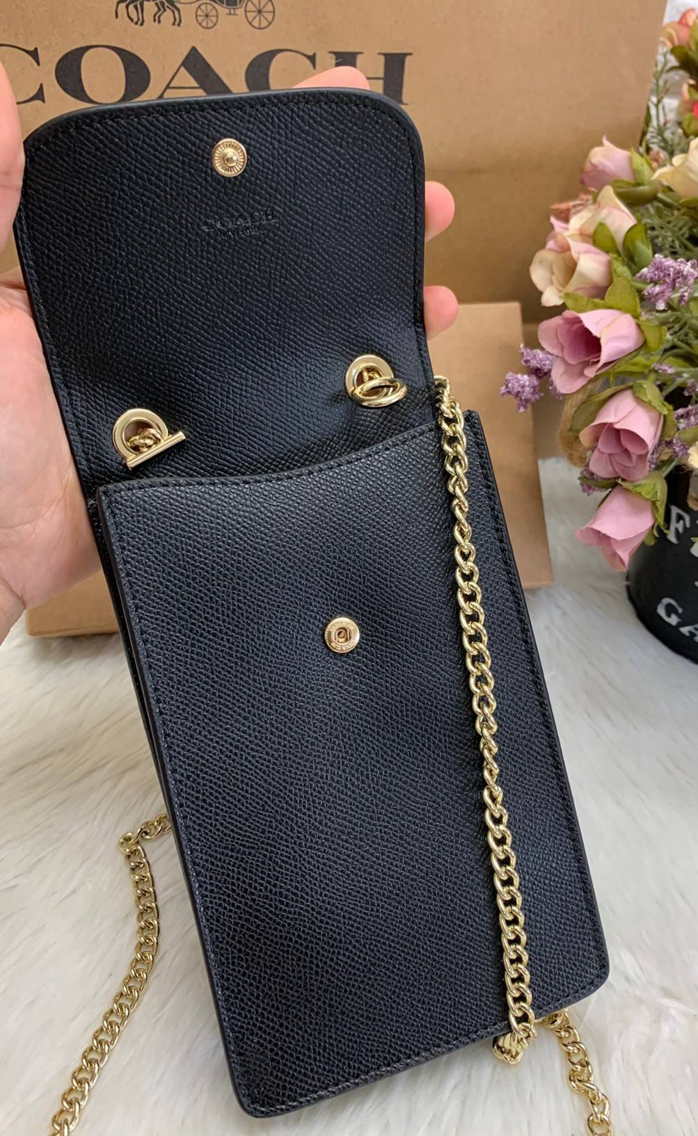 COACH PHONE CASE CROSSBODY BAG ((73486//76988//76357//39955//91046)) COACH NORTH/SOUTH CROSSBODY IN SIGNATURE CANVAS กระเป๋าใส่โทรศัพท์รุ่นนี้ มีความโดดเด่นทั้งดีไซน์และคุณสมบัติในการใช้งาน ด้วยลวดลายที่มีซิกเนเจอร์เป็นเอกลักษณ์แล้ว ด้านหลังยังมีช่องใส่กา