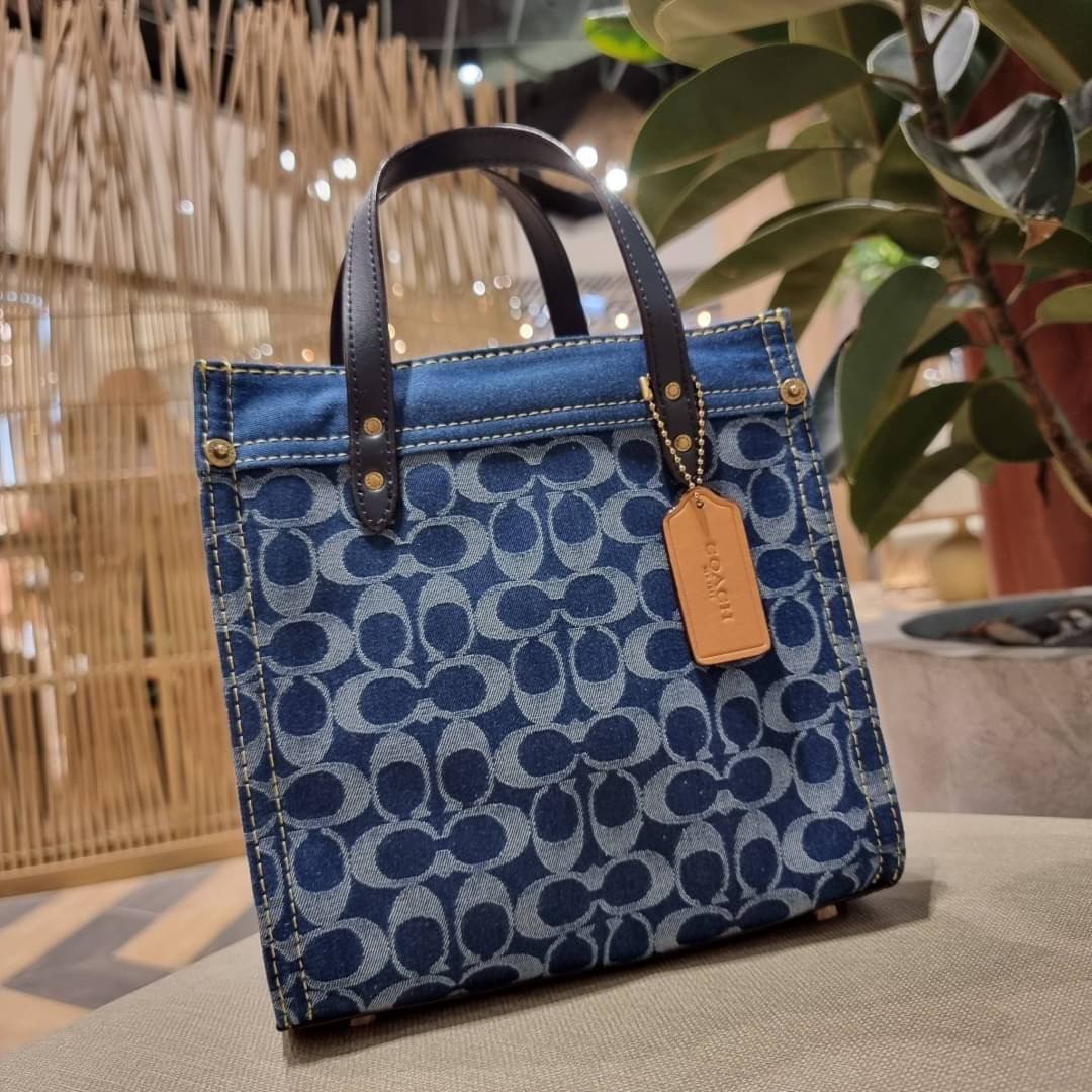 COACH CA580 FIELD TOTE 22 IN SIGNATURE DENIM คอลเลคชั่นสุดคลาสสิค ดีไซน์สวยหรูดูแพงในไอเท็มเดียว กระเป๋าทรงโท้ท ไซส์กำลังสวย น่าใช้ ชิคๆคูลๆมาก ฟังก์ชั่นการใช้งานสะดวกที่สุด มีทั้งสายคล้องแขนในตัว และสายครอสบอดี้แบบสปอร์ตเส้นใหญ่ วัสดุผ้าเดนิมตกแต่งลวดลาย