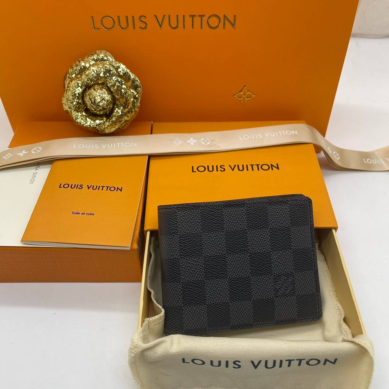 VIP GIFT 】หนังแท้ LOUIS VUITTON MEN WALLET MONOGRAM ฿ DAMIER CANVAS กระเป๋าสตางค์ผู้ชาย รุ่นยอดขายไม่เคยตก ใบจริงดูผู้ดี ดูแพง!! ภายในมีช่องใส่บัตรได้เยอะ ใส่ธนบัตรได้ พร้อมเสิร์ฟถึงบ้าน ซื้อให้คุณหนุ่มๆ รับรองประทับใจไม่ลืมจ้า