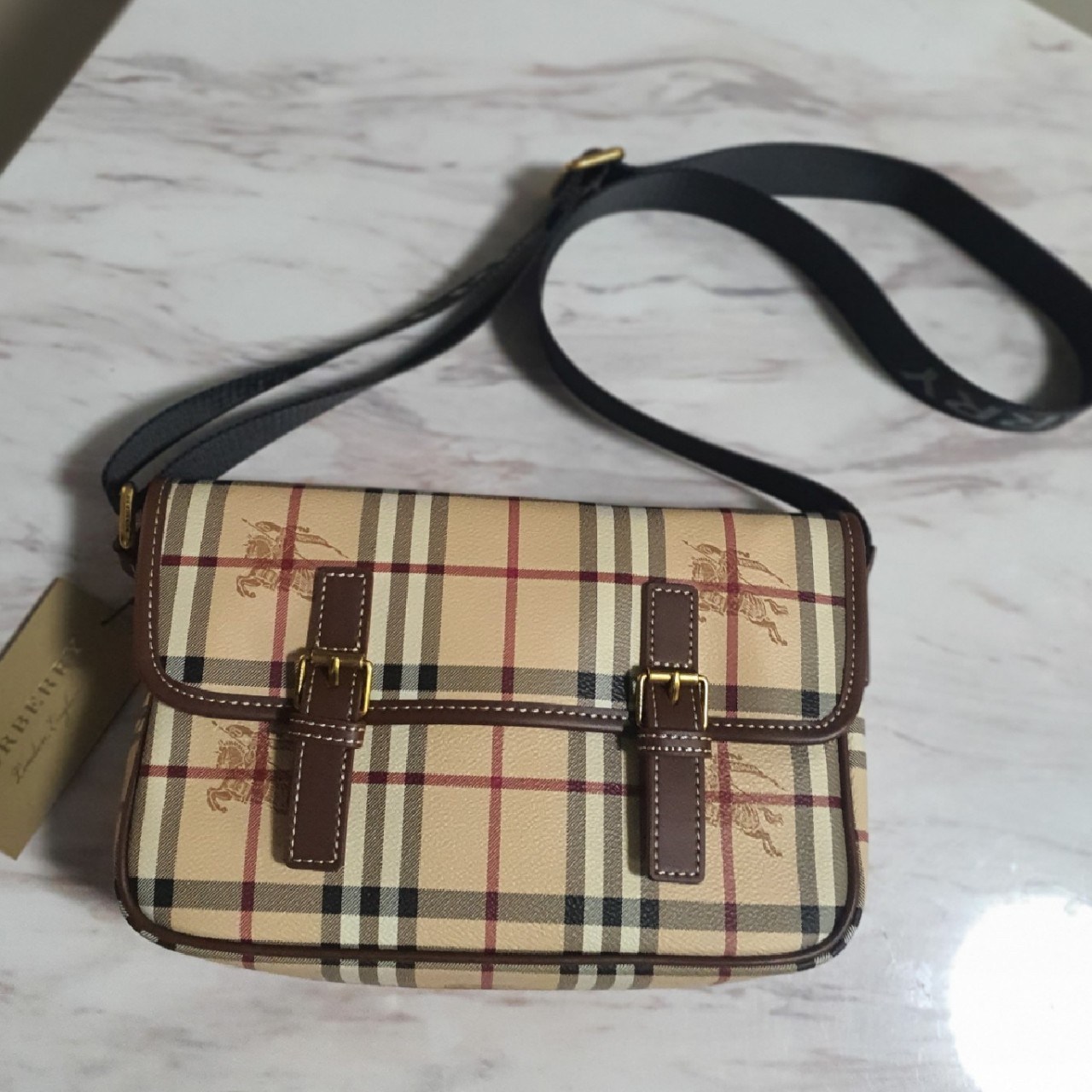 BURBERRY MESSENGER VINTAGE BAG VIP GIFT WITH PURCHASE (GWP) พรีเมี่ยมกิ๊ฟ Limited Edition จาก BURBERRY วัสดุหนังทั้งใบลายวินเทจ ตกแต่งคาดเข็มขัดด้านหน้า เปิดปิดด้วยกระดุมแม่เหล็ก ภายในมีช่องใส่ของโล่งกว้าง สามารถใส่มือถือ ipad mini ของจุกจิกได้ อะไหล่แบรน