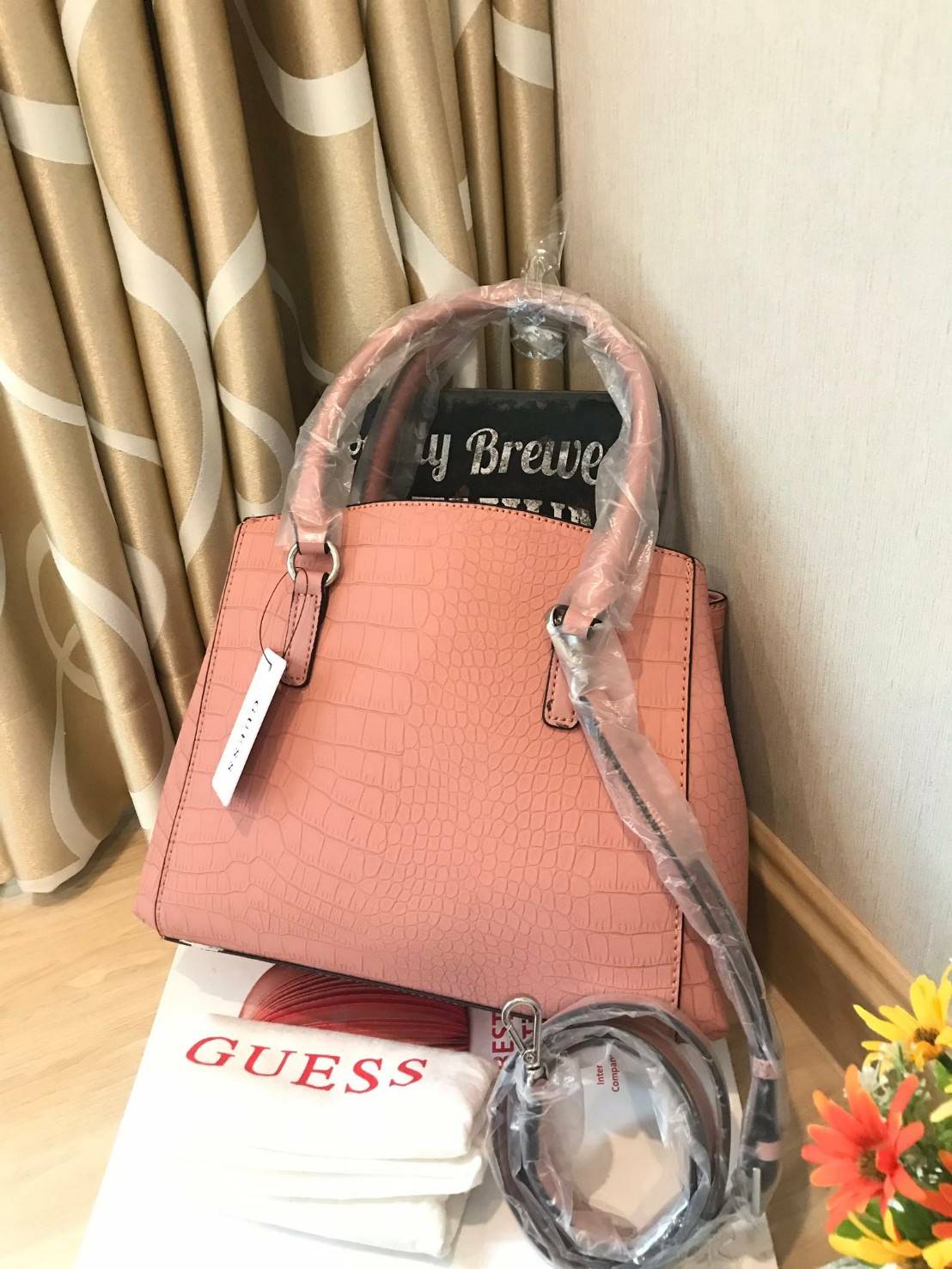 GUESS Croc Skin Women's Handbag Shoulder Bag กระเป๋าถือหรือสะพายหนังลายจรเข้ทั้งใบ เปิดปิดด้วยกระดุมแม่เหล็ก ภายในมีช่องใหญ่สองช่อง และมีช่องซิปคั่นกลาง ใส่ของได้เยอะรวมถึงมินิไอแพคและกระเป๋าสตางค์ทรงยาวได้ ด้านหน้าประดับแม่และลูกกุญแจสายหนัง สามารถถ