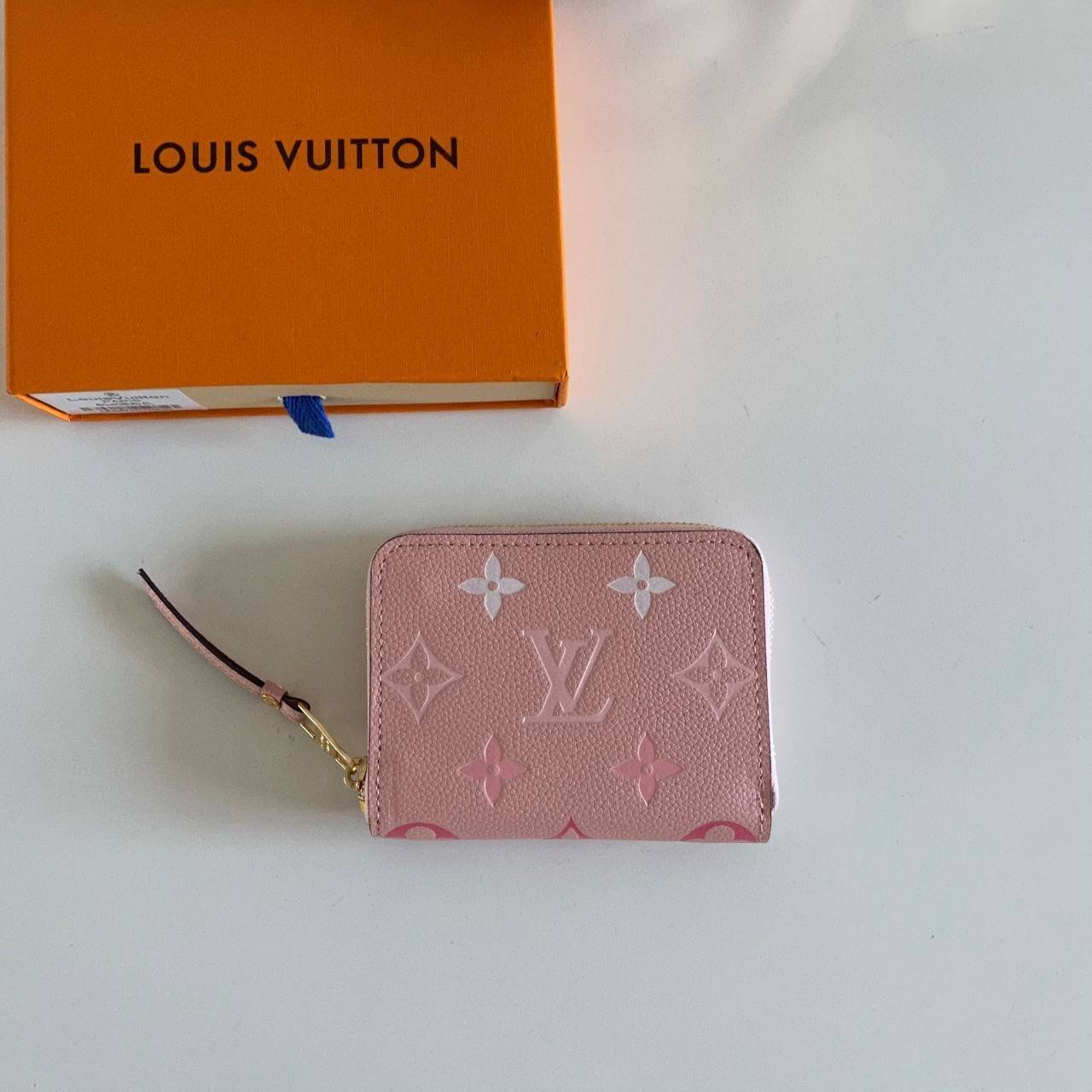 พรีเมี่ยมกิ๊ฟแท้ 100% 】Louis Vuitton wallet zippy หนังแท้ กระเป๋าซิปใบสั้น ใบเล็กน่ารัก พกพาสะดวก ด้านในมีช่องใส่บัตร ใส่แบงค์ มีช่องซิปใสเหรียญ น่ารักสุดๆ