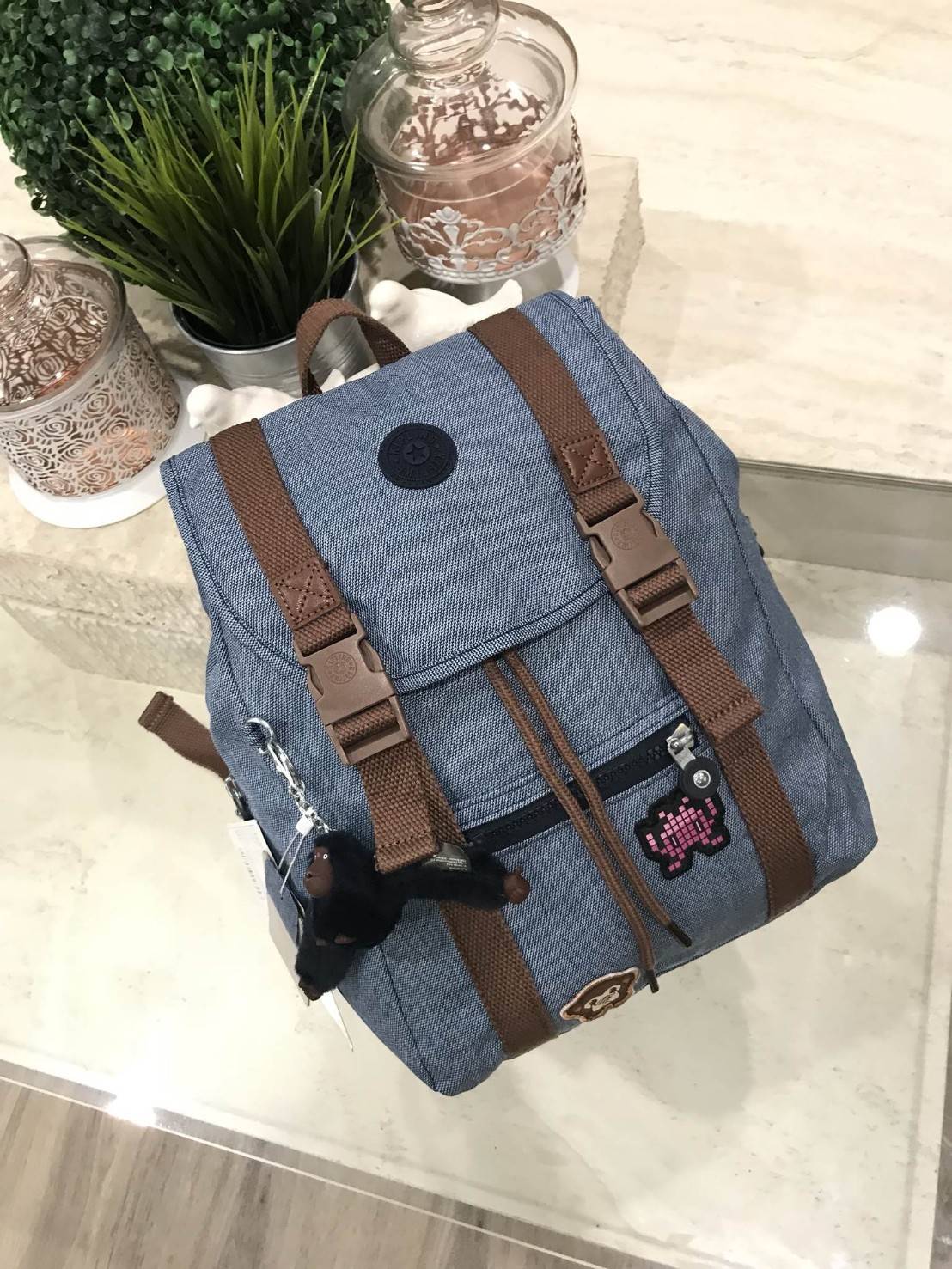 KIPLING EMOJI CITY BACKPACK New in! กระเป๋าเป้แบบฝาปิด Limited Edition คอลเลคชั่น EMOJI ชนช็อป วัสดุ Cotton+Polyester100% เปิดปิดด้วยฝาปิดแถบเข็มขัดและหูรูดด้านใน แต่ง EMOJI น่ารักสุดๆ พวงกุญเเจลิงน้อยถอดเเยกใช้ได้ มีช่องซิปด้านหน้า หัวซิปเเบรนด์ ภายในกว้