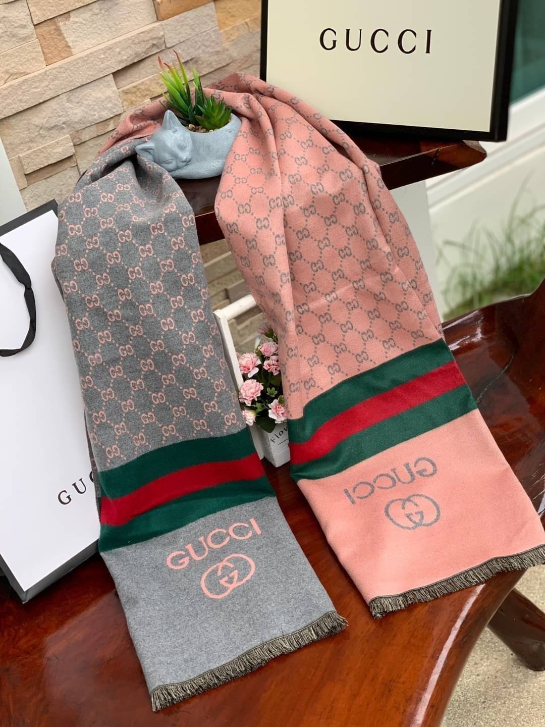 Gucci Pattern Logo Cashmere Shawl Scarf แบรนด์ดังจากประเทศอิตาลี ด้วยงานพรีเมี่ยมกิ้ฟ ส่งมอบความรู้สึกดีๆให้กับคนที่คุณรัก ในรูปแบบผ้าพันคอและผ้าคลุมไหล่ผืนใหญ่สีสันไม่ฉูดฉาด เหมาะกับชุดที่เป็นทางการหรือลำลองก็ได้ เป็นผ้าที่ให้ความอบอุ่น ถักทอด้วยผ้าcashm
