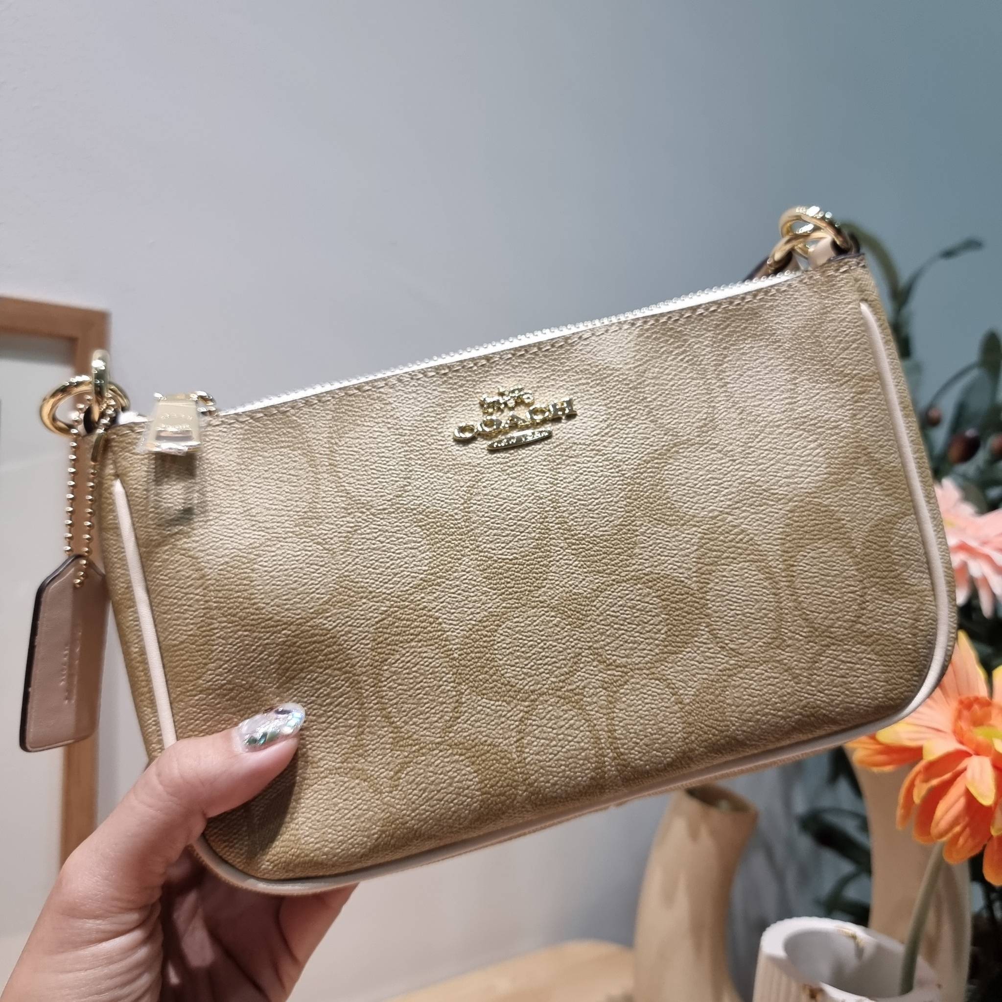 COACH TOP HANDLE POUCH F58321 พร้อมส่ง 9 สี กระเป๋าทรงพอช ยอดฮิต ยกขึ้นแท่น ด้วยดีไซน์ที่ออกมาให้ใช้งานได้ง่าย ขนาดกำลังเหมาะ