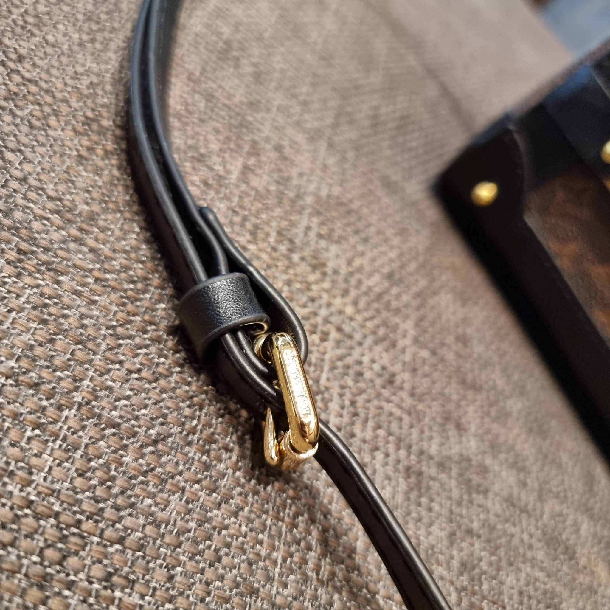 ใหม่ล่าสุดจาก LV monogram vintage box bag มาพร้อม box set สุดหรูรุ่นนี้ดีเทลยอดเยี่ยม เก็บรายละเอียดได้ดีและโดดเด่น ถือแล้วผู้ดีมาก!! วัสดุหนังแคนวาสสลับหนังแท้ เปิด-ปิดด้วยตัวบีบล็อค แน่นหนา ภายในโล่งกว้าง เลิศตรงที่เก็บทรง ขยายทรงด้านข้างได้ คอนโทรลด้วย