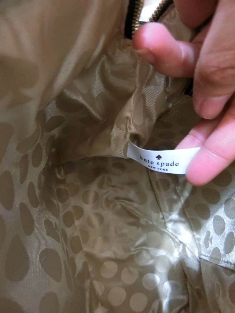 KATE SPADE CEDAR STREET MANDY แบรนด์ดังจากอเมริกาสุดฮิต กระเป๋าขนาดน่ารัก สะพายข้าง หนัง saffiano ภายในลายสวยเก๋สีทองเรียบหรู ทรงแข็งอยู่ทรง MUST HAVE!!