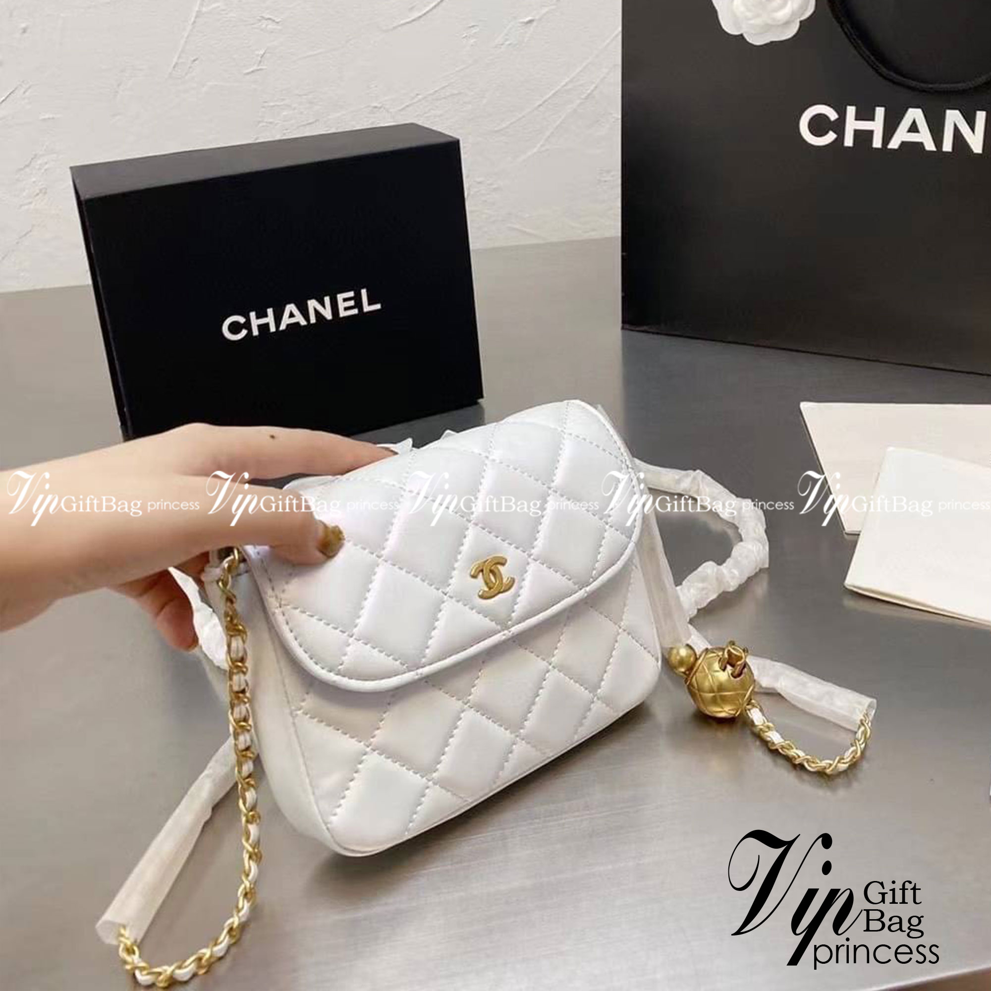 Chanel Pearl Crush with Chain / Chanel Mini crossbody bag กระเป๋าสะพายข้างหรือสะพายเป็นครอสบอดี้ รอบนี้เข้า 5 สีเลย ได้ใบนี้ไปถือออกงาน ก็สวยหรูดูแพงสุดๆค่า!!