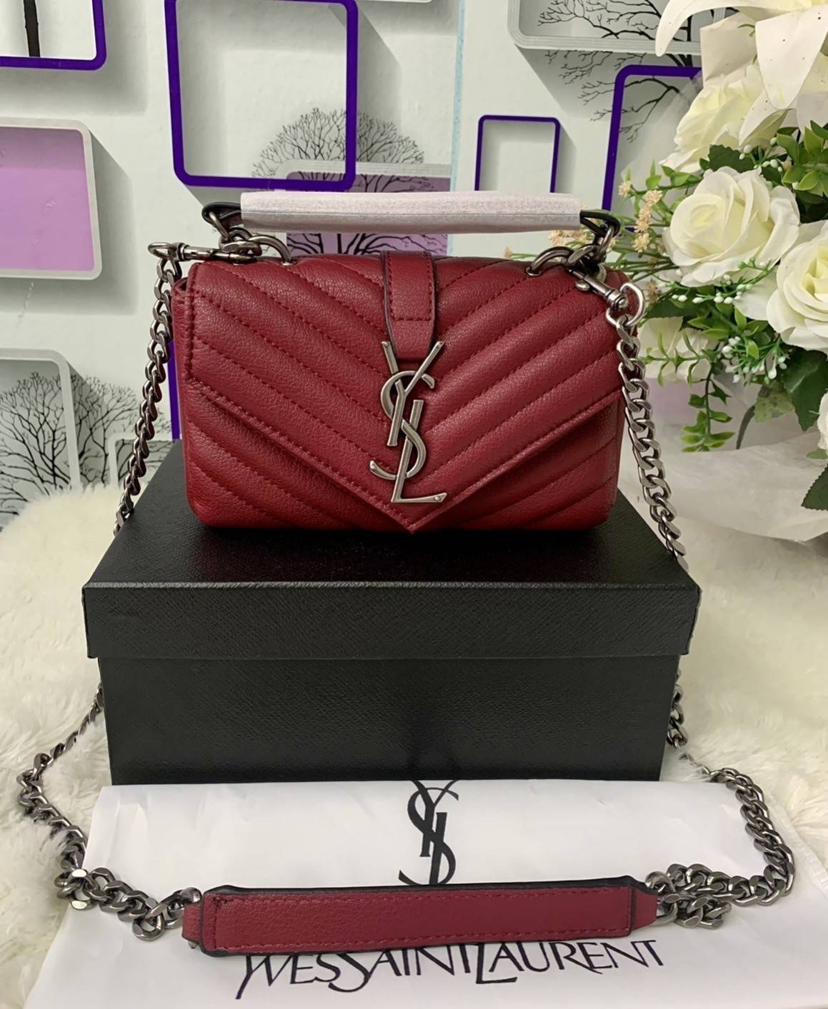 VIP 】SAINT LAURENT CLASSIC BABY COLLEGE MONOGRAM CHAIN BAG IN BLACK MATELASSE LEATHER VIP GIFT WITH PURCHASE (GWP) พรีเมี่ยมกิ้ฟ Limited Edition จาก YSL DUTY FREE COUNTER กระเป๋าสะพายรูปทรงน่ารัก ดีไซต์มาใหม่สำหรับสาวก SAINT LAURENT มีหูจับเกร๋ๆ ที่ด้านบน