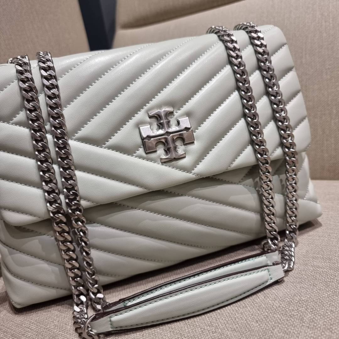TORY BURCH KIRA CHEVRON CONVERTIBLE SHOULDER BAG (SMALL / MEDIUM) กระเป๋าสะพายรุ่นยอดฮิต ไซส์คลาสสิค ที่ใช้ยังไงก็ดูหรู ดีไซน์เฉพาะตัว วัสดุหนังแกะ สัมผัสนิ่ม เปิด-ปิดด้วยกระดุมแม่เหล็ก ภายในเป็นช่องโล่ง ใส่กระเป๋าสตางค์ มือถือ เครื่องสำอางค์ พาวเวอร์แบงค
