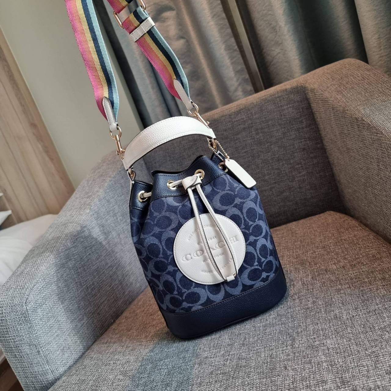 OUTLET 】COACH DEMPSEY DRAWSTRING BUCKET BAG IN SIGNATURE JACQUARD WITH STRIPE AND COACH PATCH C4101 C4102 พี่สาวใบใหญ่สุดสวยมาแล้วจ้า!! กระเป๋าทรงถังไซส์ใหญ่ ที่สาวๆรอคอย ใช้งานง่ายด้วยการรูดหนังปิดรอบปากกระเป๋า ทุกอย่างลงตัวที่สุด!! โดดเด่นด้วยลวดลายสีสั