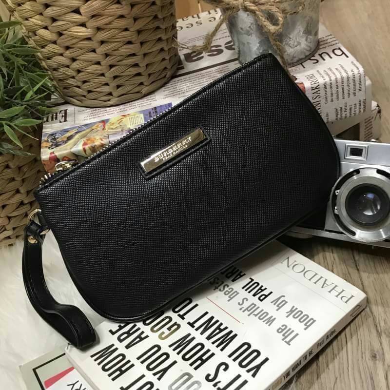 BURBERRY FRAGRANCES SIMPLE PURSE WRISTLET Gift With Purchase Limited Edition พรีเมี่ยมกิ๊ฟจากเคาน์เตอร์น้ำหอม BURBERRY FRAGRANCES วัสดุหนัง Saffiano สีดำประดับโลโก้แบรนด์สีทอง มีสายคล้องมือ เปิดปิดด้วยซิป ภายในมีโลโก้ สามารถใส่มือถือได้ทุกรุ่น ใส่แบงก์พัน