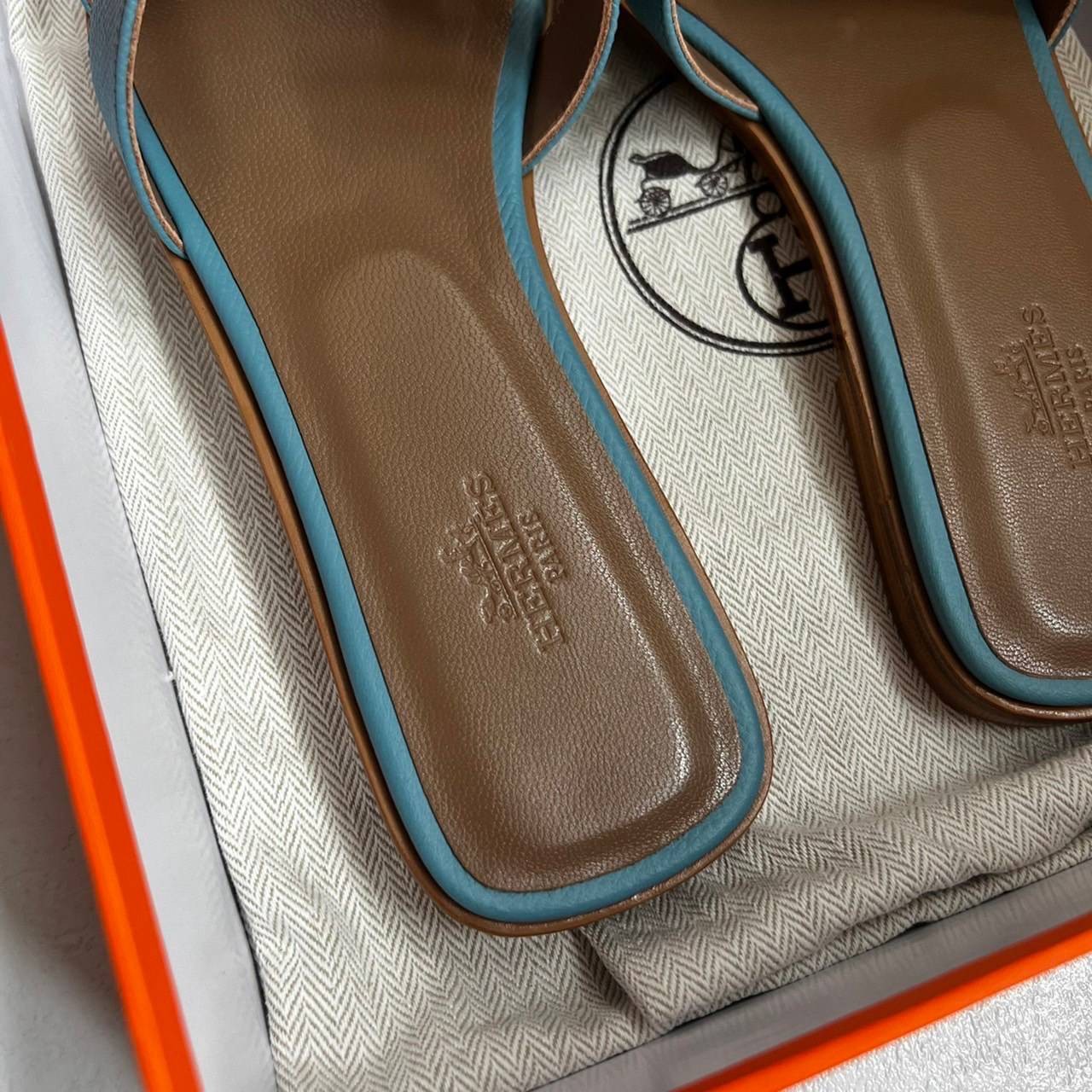 หนังแท้ Hermes sandal Epsom leather รองเท้าแตะงานสั่งตัตใช้สลับแท้ เกรดออริจินอล 1:1 เกรดเหมือนสุด มี series code ทุกคู่ งานตัดเย็บปราณีตละเอียด ใส่สบาย ไม่ลื่น ใช้ทนนาน เกรดนี้คุ้มมาก ไม่ผิดหวังค่ะ ภาพสินค้าถ่ายจากงานขายจริง ใช้งานต่างประเทศได้