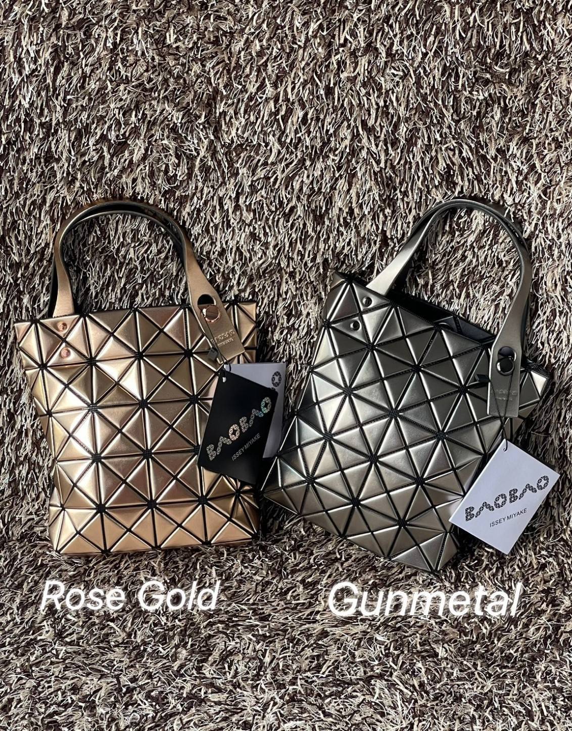 BAO BAO ISSEY MIYAKE PLATINUM COFFRET สะท้อนแสงเพื่อสร้างสินค้าระดับพรีเมียมที่ให้ความเงางามที่เหนือกว่า เพิ่มความหรูหราและโดดเด่นให้กับ เพราะมีความแวววาวและเป็นประกาย