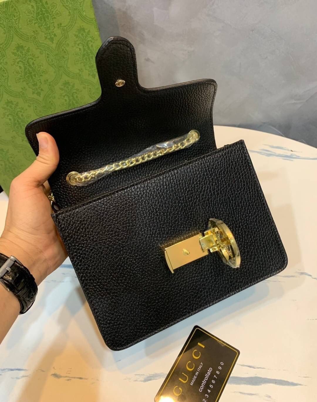VIP GIFT 】หนังแท้ GUCCI Interlocking G Shoulder Bag กระเป๋าสะพายไหล่/ข้าง ดีไซน์ได้อย่างมีสไตล์ ดูมีสเน่ห์ด้วยโทนสีดำสุดคลาสสิก ใบนี้แมทช์ได้กับทุกลุค เท่ๆ casual หรูหรา มีช่องแบ่งสัดส่วนสวยงาม สาวๆขี้เบื่อขอแนะนำใบนี้เลยจ้า ลูกเล่นเยอะมาก เปลี่ยนสไตล์ได้